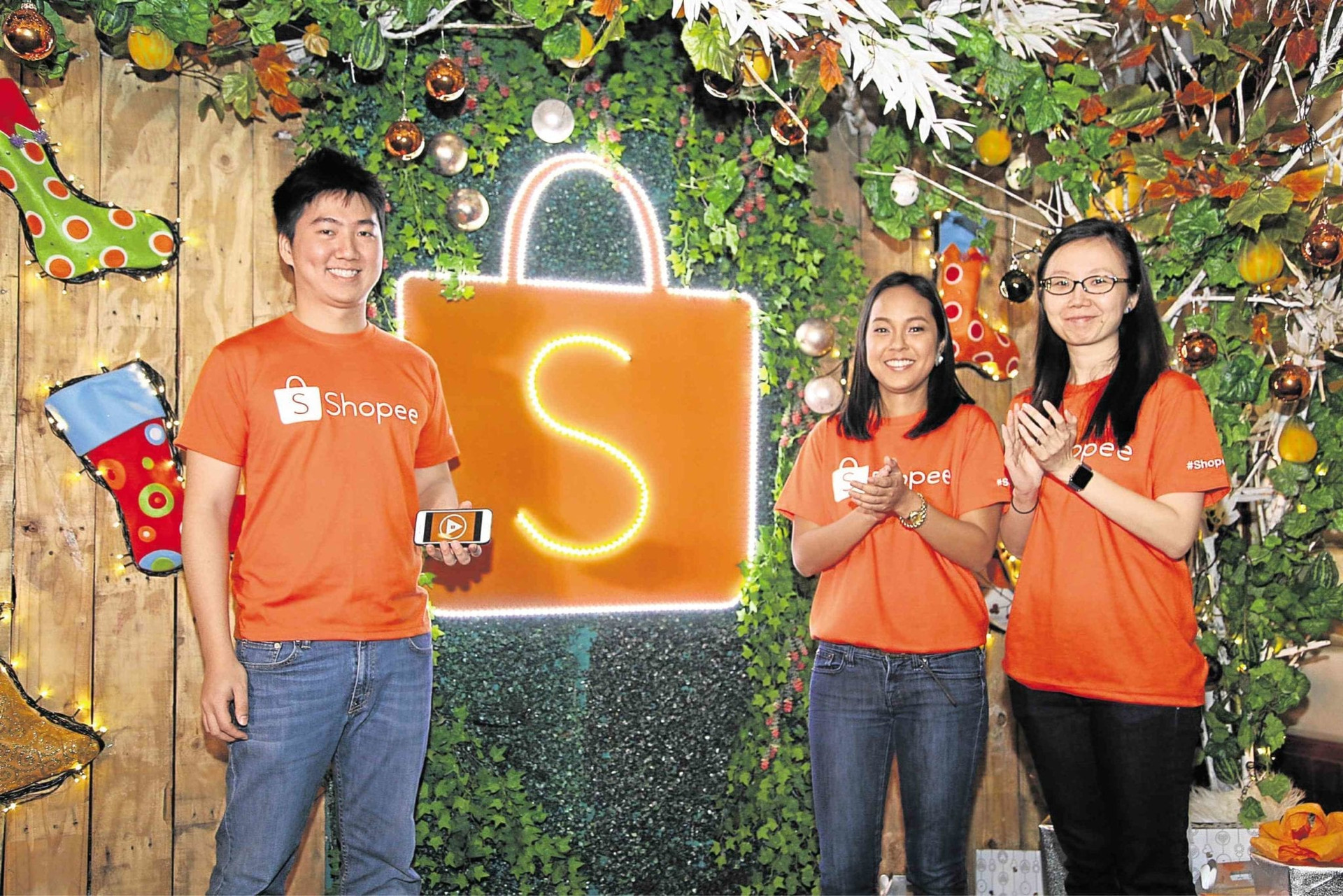  Shopee dẫn đầu danh sách top 10 doanh nghiệp thương mại điện tử tại Việt Nam  - Ảnh 1.