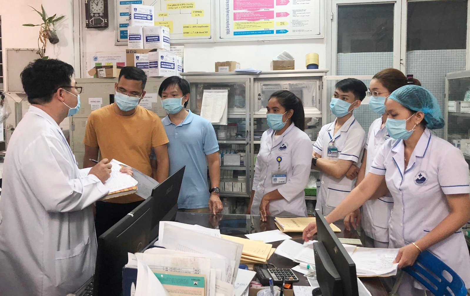 Bác sĩ Bệnh viện Chợ Rẫy lên đường đến hỗ trợ Tây Ninh phòng chống dịch bệnh Covid-19 trong đêm - Ảnh 1.