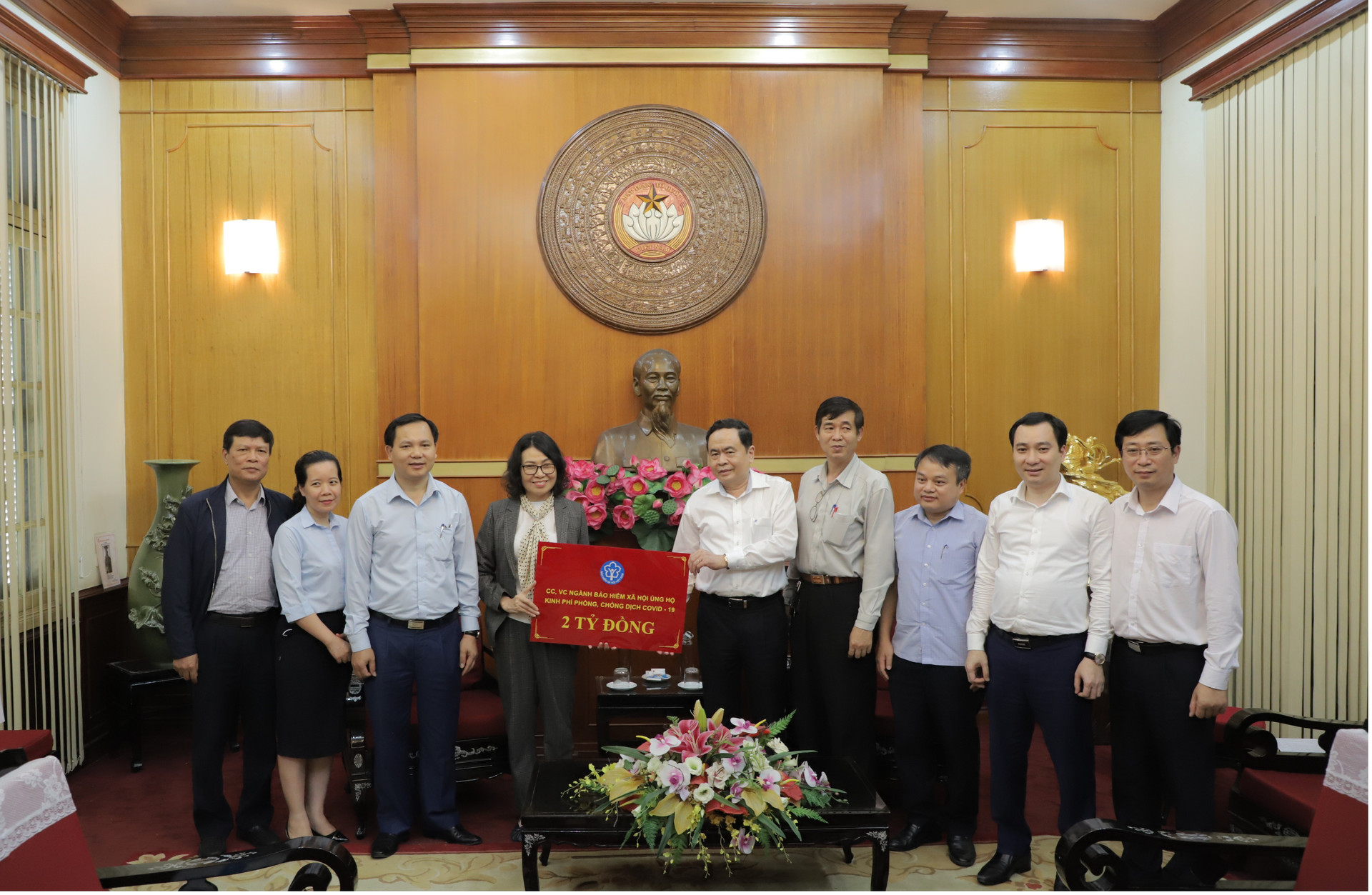 BHXH Việt Nam trao 2 tỷ đồng ủng hộ phòng chống dịch Covid-19 - Ảnh 1.