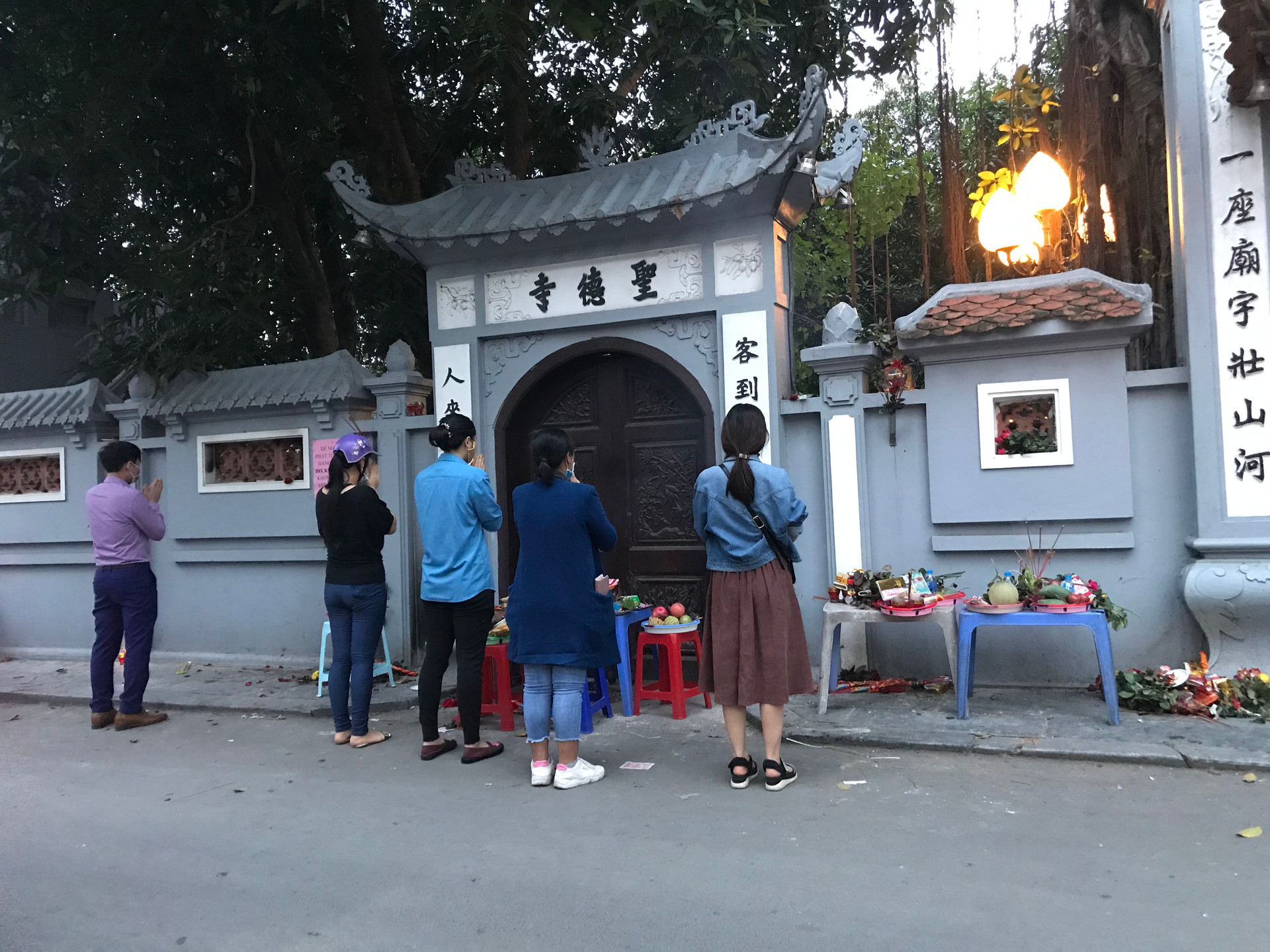 Các ngôi chùa tại Hà Nội không còn cảnh chen lấn trong những ngày đầu tháng âm lịch, khách viếng thăm được Ban quản lý chùa nhắc nhở khi không đeo khẩu trang  - Ảnh 1.
