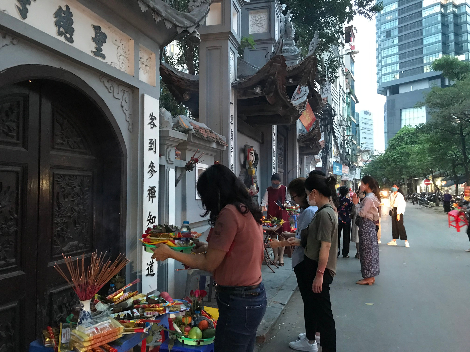 Các ngôi chùa tại Hà Nội không còn cảnh chen lấn trong những ngày đầu tháng âm lịch, khách viếng thăm được Ban quản lý chùa nhắc nhở khi không đeo khẩu trang  - Ảnh 12.