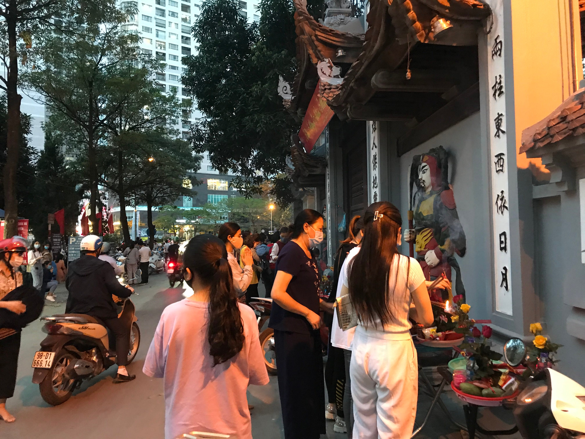 Các ngôi chùa tại Hà Nội không còn cảnh chen lấn trong những ngày đầu tháng âm lịch, khách viếng thăm được Ban quản lý chùa nhắc nhở khi không đeo khẩu trang  - Ảnh 13.