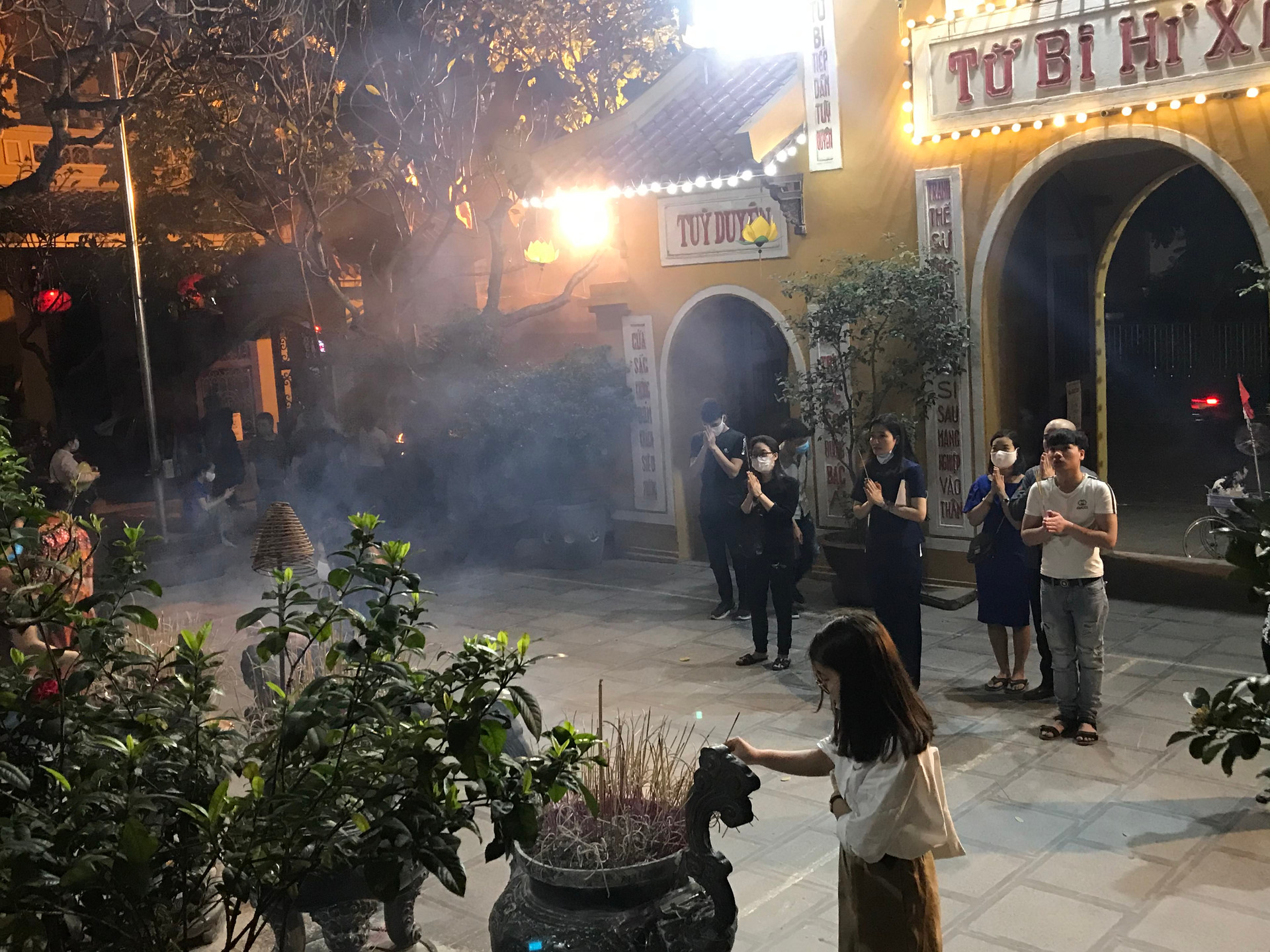 Các ngôi chùa tại Hà Nội không còn cảnh chen lấn trong những ngày đầu tháng âm lịch, khách viếng thăm được Ban quản lý chùa nhắc nhở khi không đeo khẩu trang  - Ảnh 16.