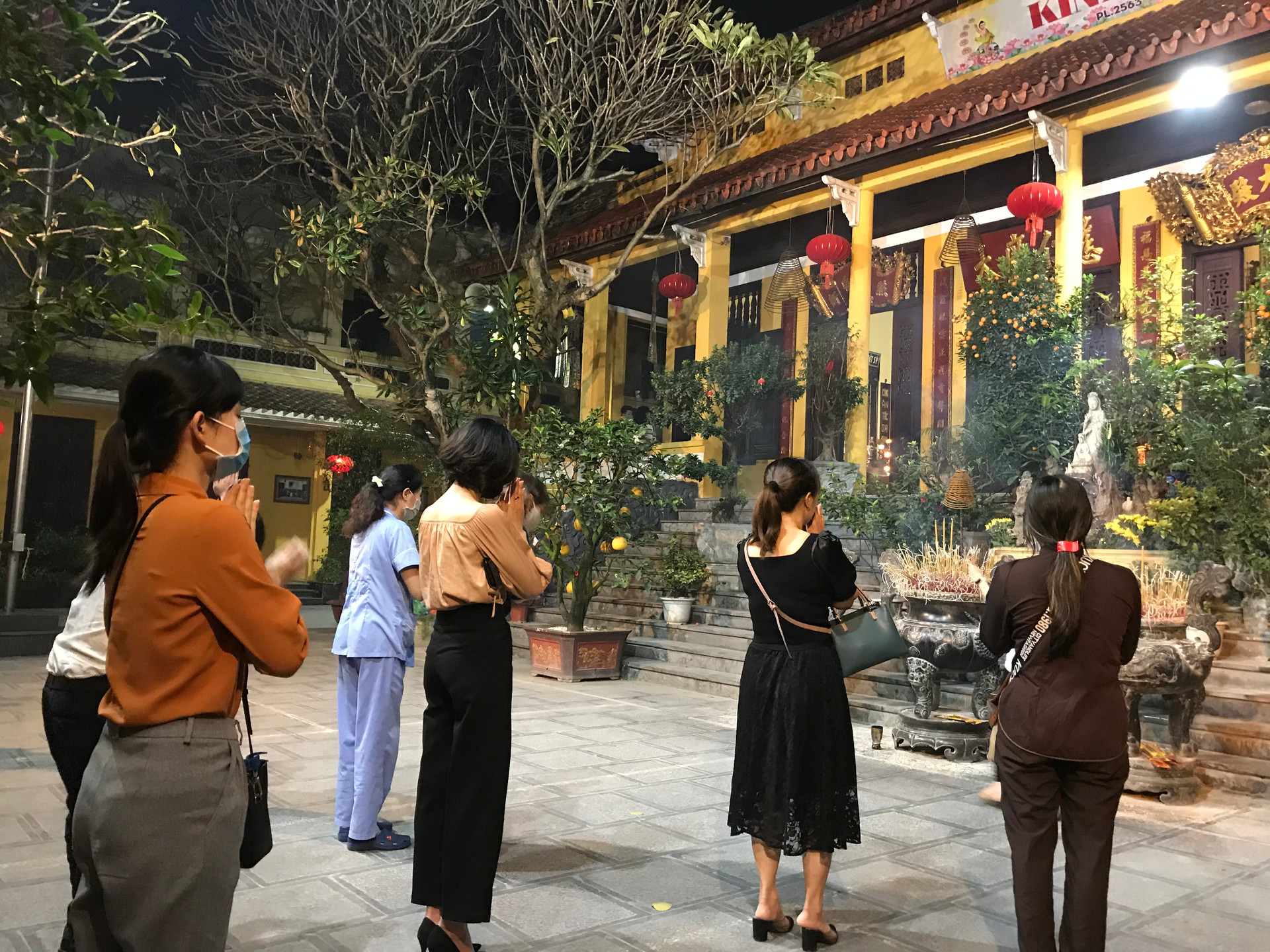 Các ngôi chùa tại Hà Nội không còn cảnh chen lấn trong những ngày đầu tháng âm lịch, khách viếng thăm được Ban quản lý chùa nhắc nhở khi không đeo khẩu trang  - Ảnh 17.