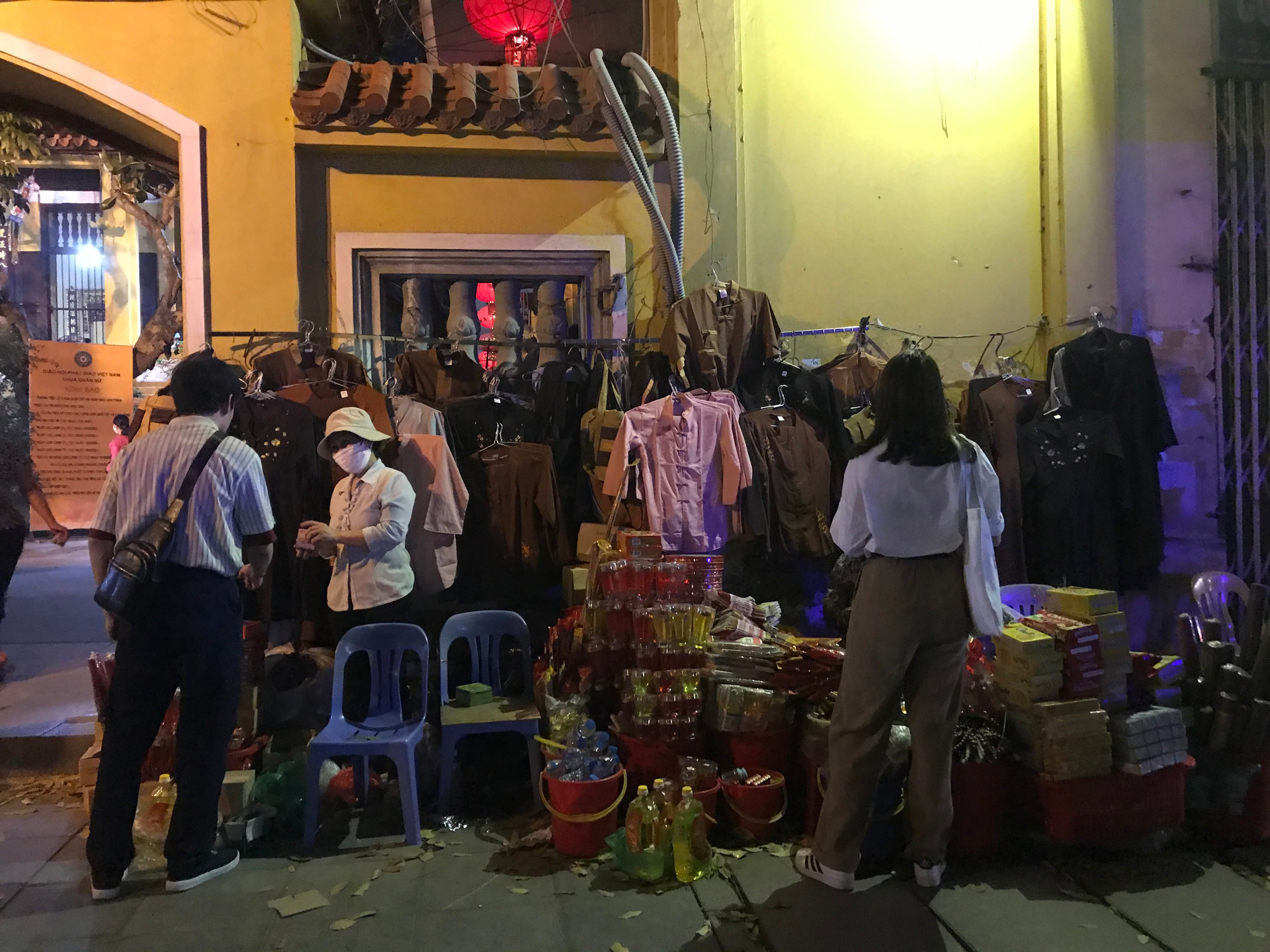 Các ngôi chùa tại Hà Nội không còn cảnh chen lấn trong những ngày đầu tháng âm lịch, khách viếng thăm được Ban quản lý chùa nhắc nhở khi không đeo khẩu trang  - Ảnh 20.