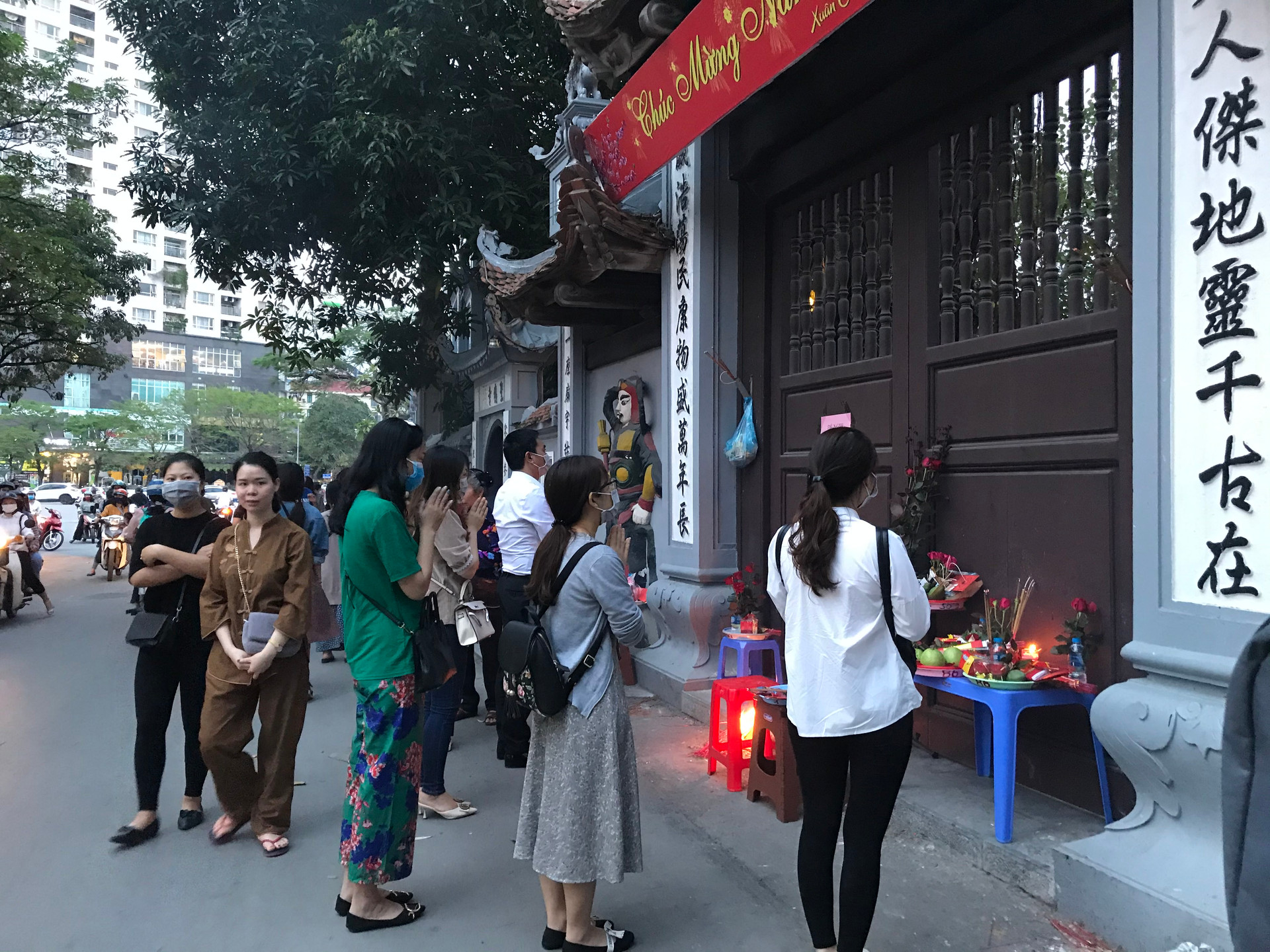 Các ngôi chùa tại Hà Nội không còn cảnh chen lấn trong những ngày đầu tháng âm lịch, khách viếng thăm được Ban quản lý chùa nhắc nhở khi không đeo khẩu trang  - Ảnh 2.