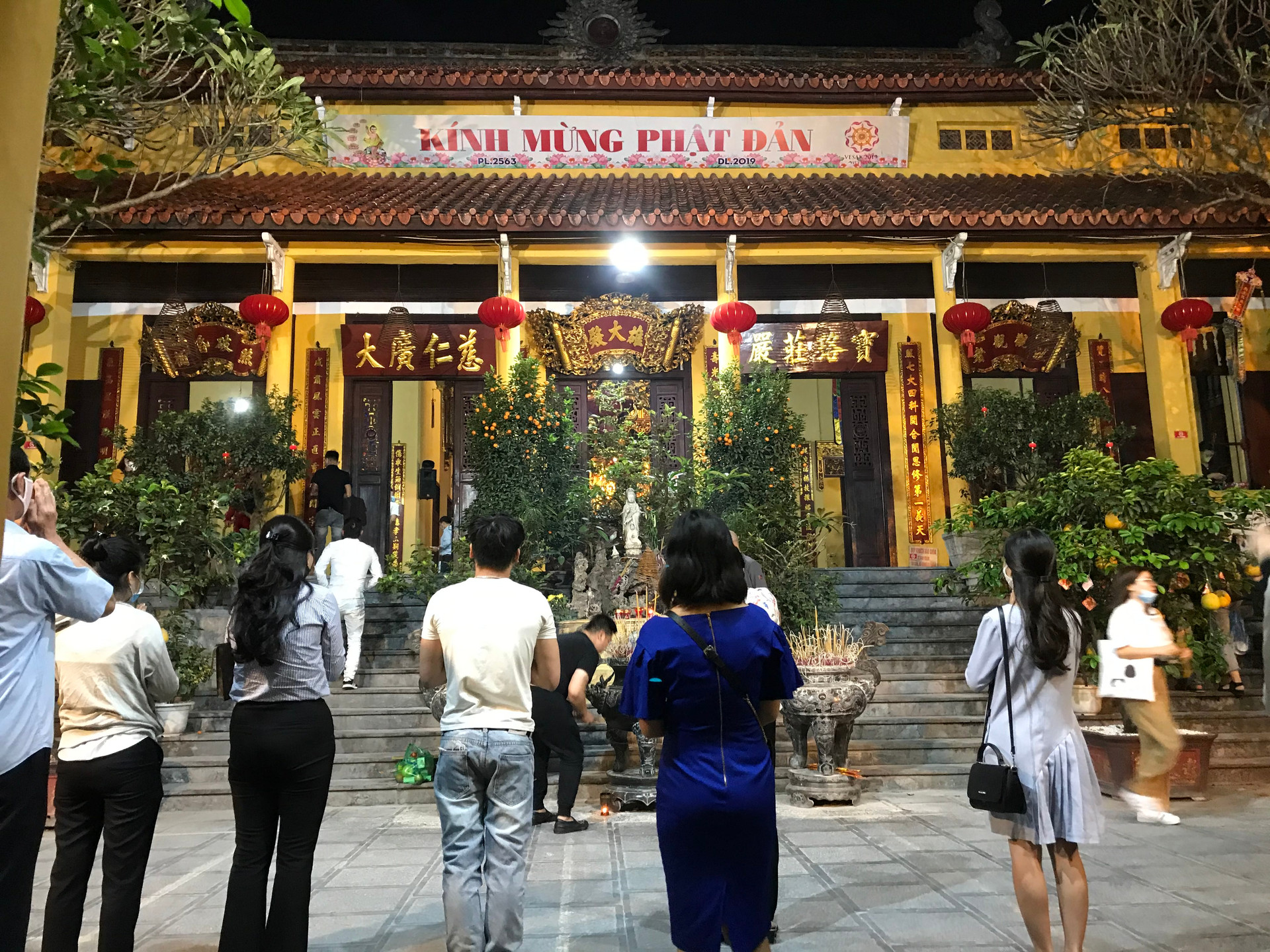 Các ngôi chùa tại Hà Nội không còn cảnh chen lấn trong những ngày đầu tháng âm lịch, khách viếng thăm được Ban quản lý chùa nhắc nhở khi không đeo khẩu trang  - Ảnh 21.