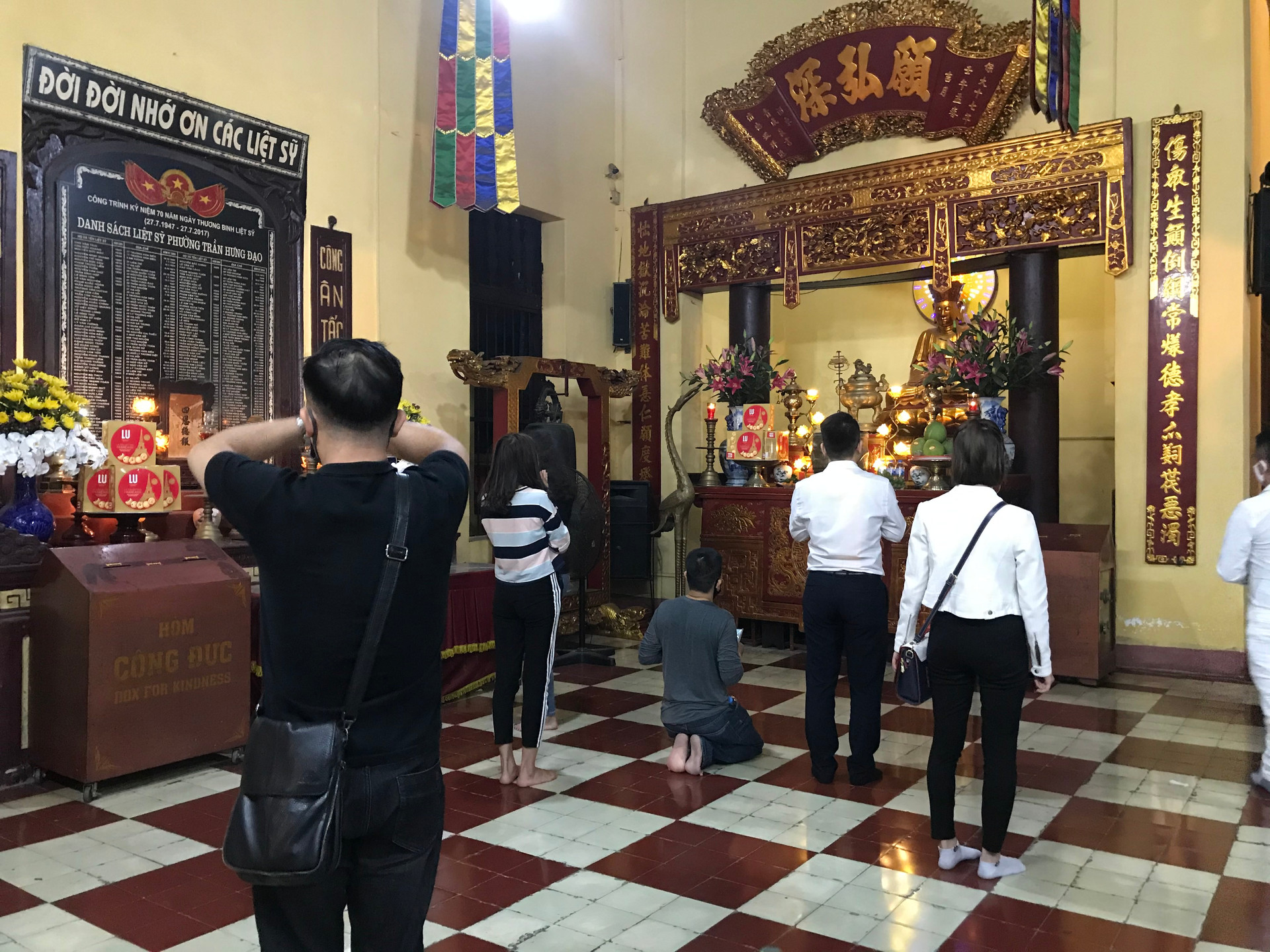 Các ngôi chùa tại Hà Nội không còn cảnh chen lấn trong những ngày đầu tháng âm lịch, khách viếng thăm được Ban quản lý chùa nhắc nhở khi không đeo khẩu trang  - Ảnh 22.