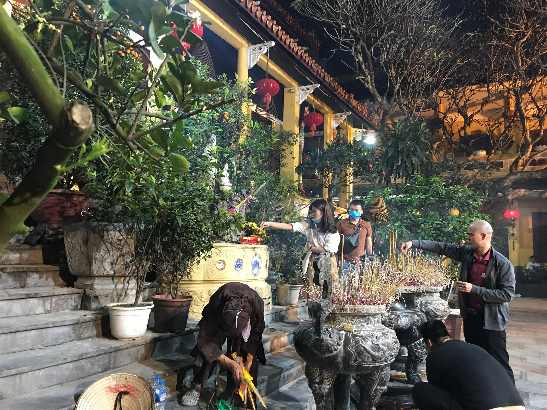 Các ngôi chùa tại Hà Nội không còn cảnh chen lấn trong những ngày đầu tháng âm lịch, khách viếng thăm được Ban quản lý chùa nhắc nhở khi không đeo khẩu trang  - Ảnh 23.
