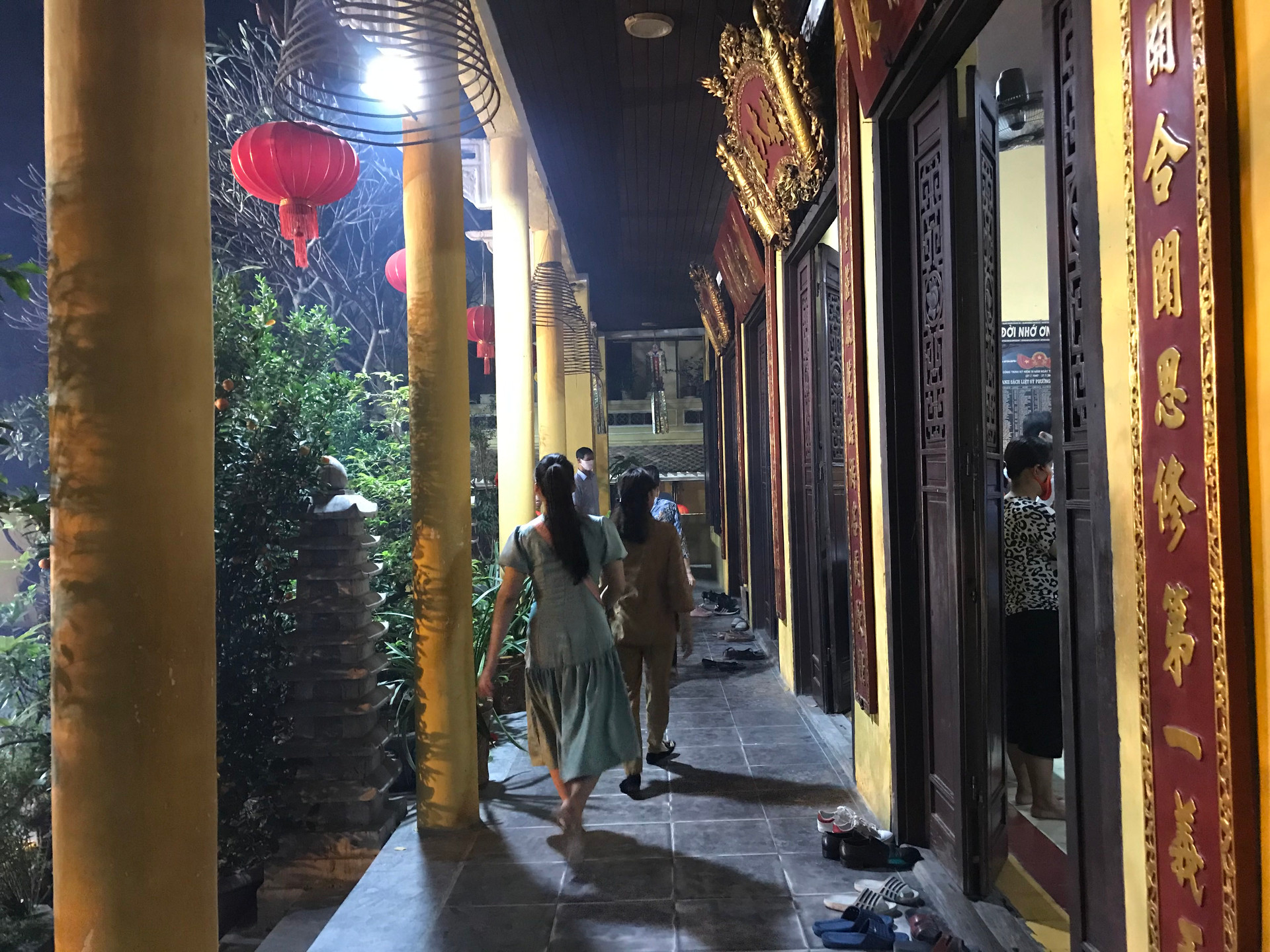 Các ngôi chùa tại Hà Nội không còn cảnh chen lấn trong những ngày đầu tháng âm lịch, khách viếng thăm được Ban quản lý chùa nhắc nhở khi không đeo khẩu trang  - Ảnh 24.