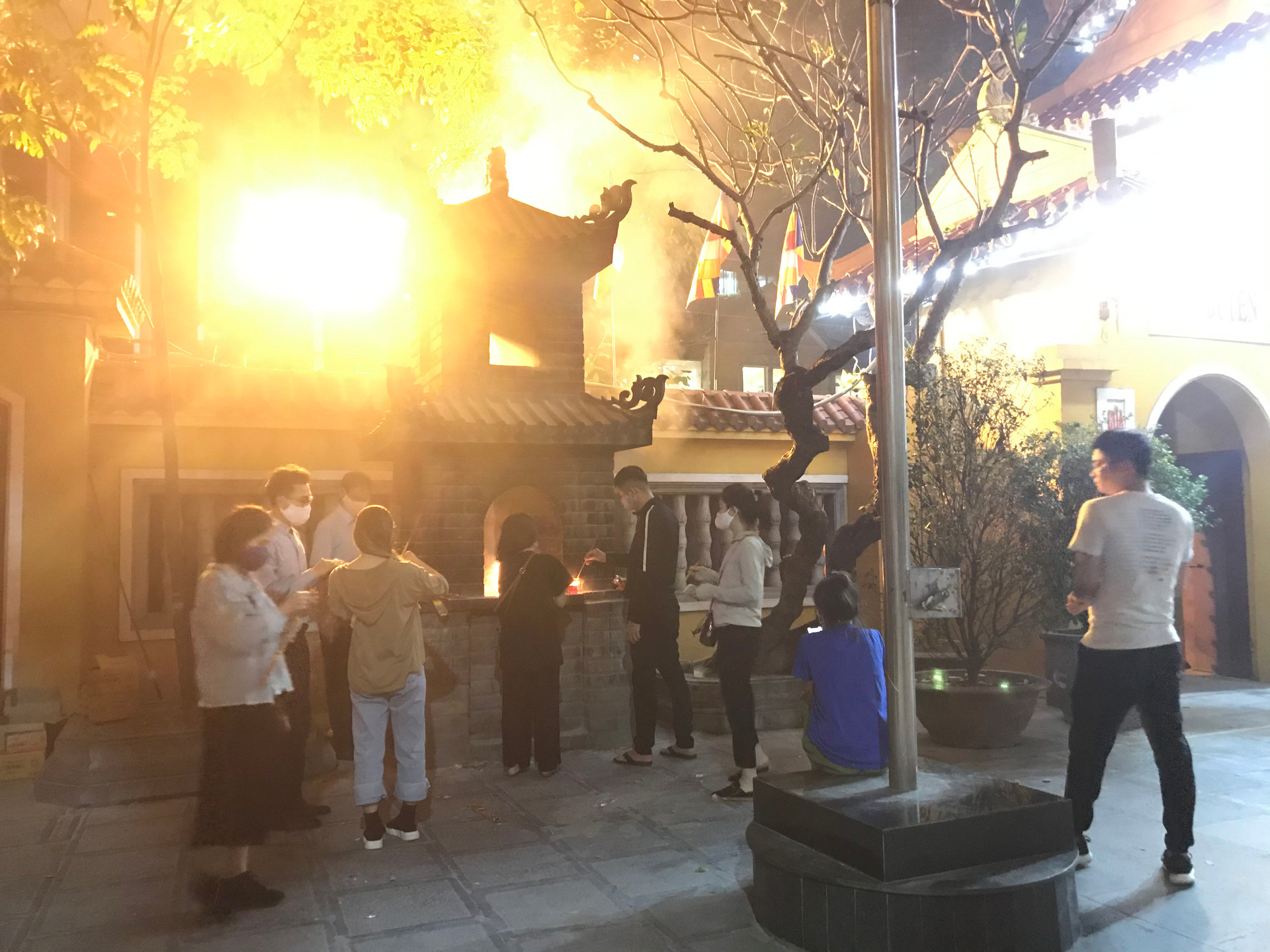 Các ngôi chùa tại Hà Nội không còn cảnh chen lấn trong những ngày đầu tháng âm lịch, khách viếng thăm được Ban quản lý chùa nhắc nhở khi không đeo khẩu trang  - Ảnh 25.