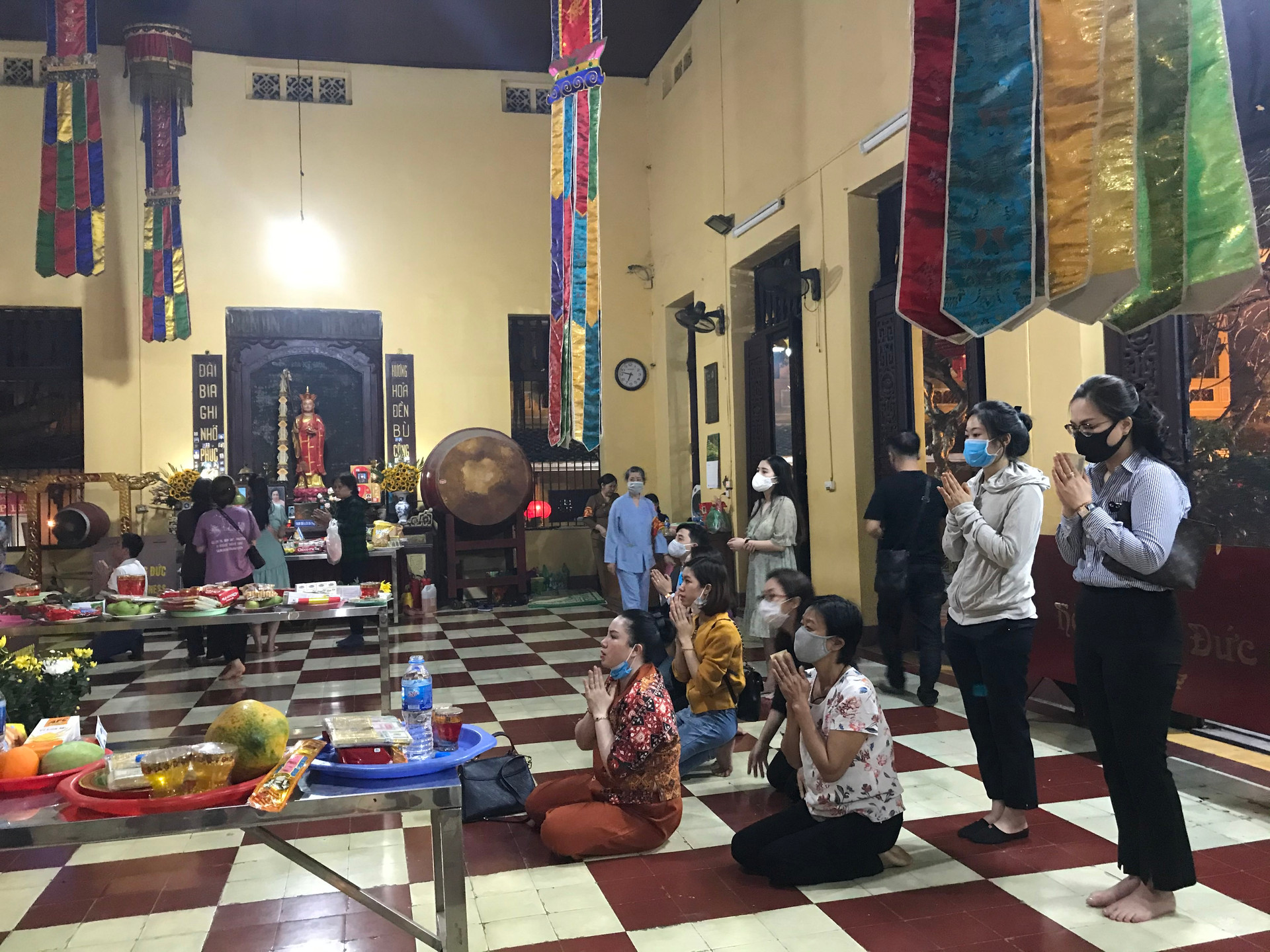 Các ngôi chùa tại Hà Nội không còn cảnh chen lấn trong những ngày đầu tháng âm lịch, khách viếng thăm được Ban quản lý chùa nhắc nhở khi không đeo khẩu trang  - Ảnh 26.