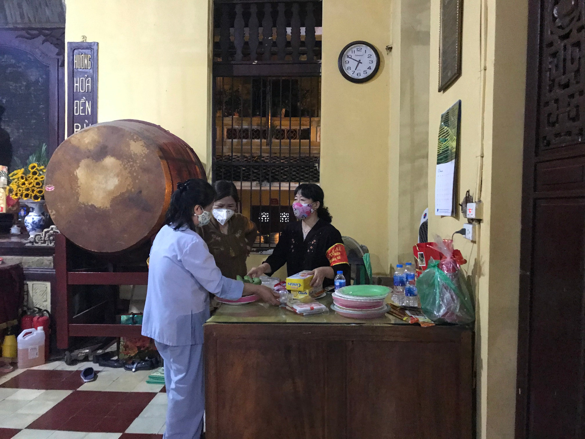 Các ngôi chùa tại Hà Nội không còn cảnh chen lấn trong những ngày đầu tháng âm lịch, khách viếng thăm được Ban quản lý chùa nhắc nhở khi không đeo khẩu trang  - Ảnh 28.