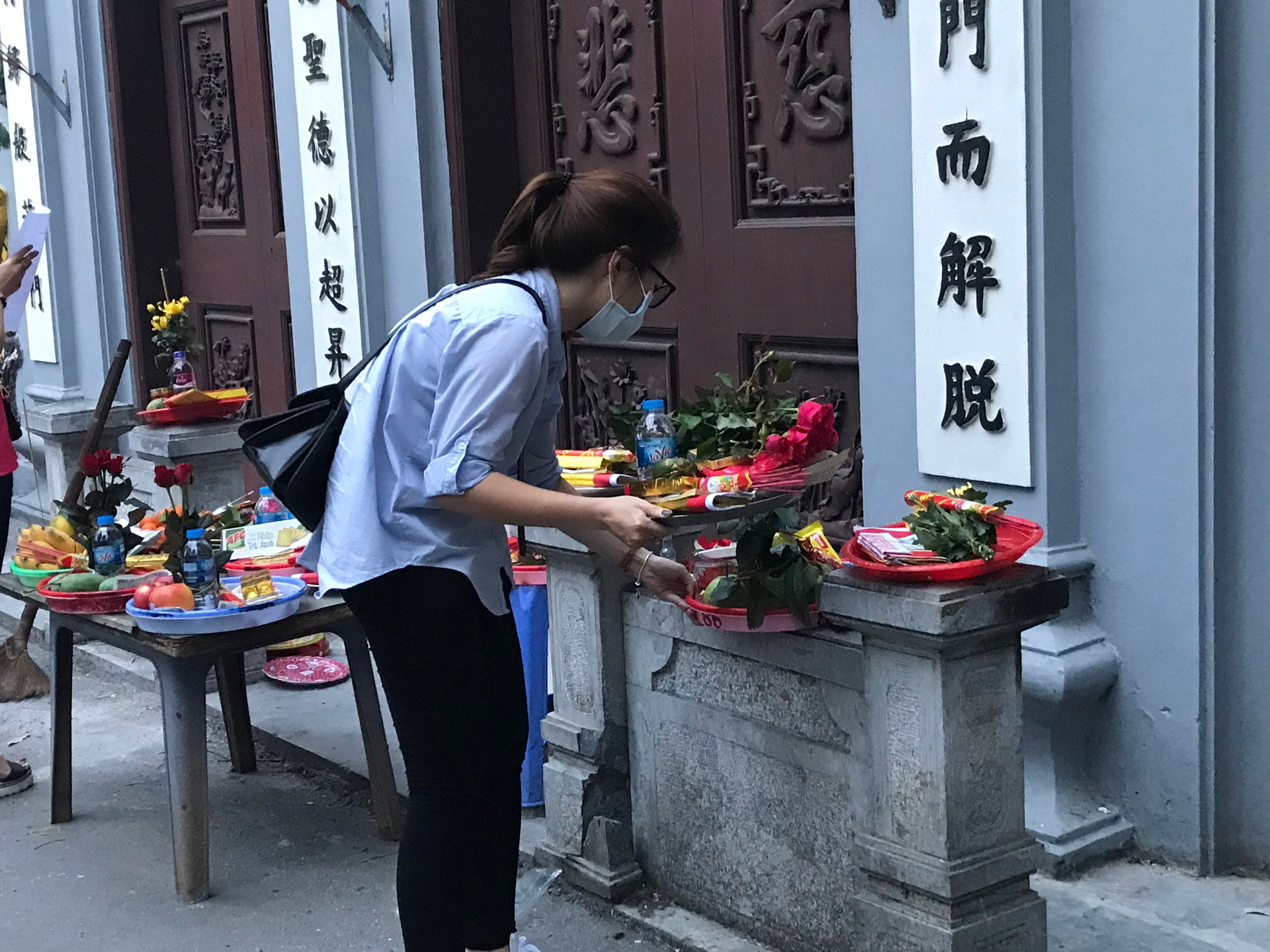 Các ngôi chùa tại Hà Nội không còn cảnh chen lấn trong những ngày đầu tháng âm lịch, khách viếng thăm được Ban quản lý chùa nhắc nhở khi không đeo khẩu trang  - Ảnh 3.