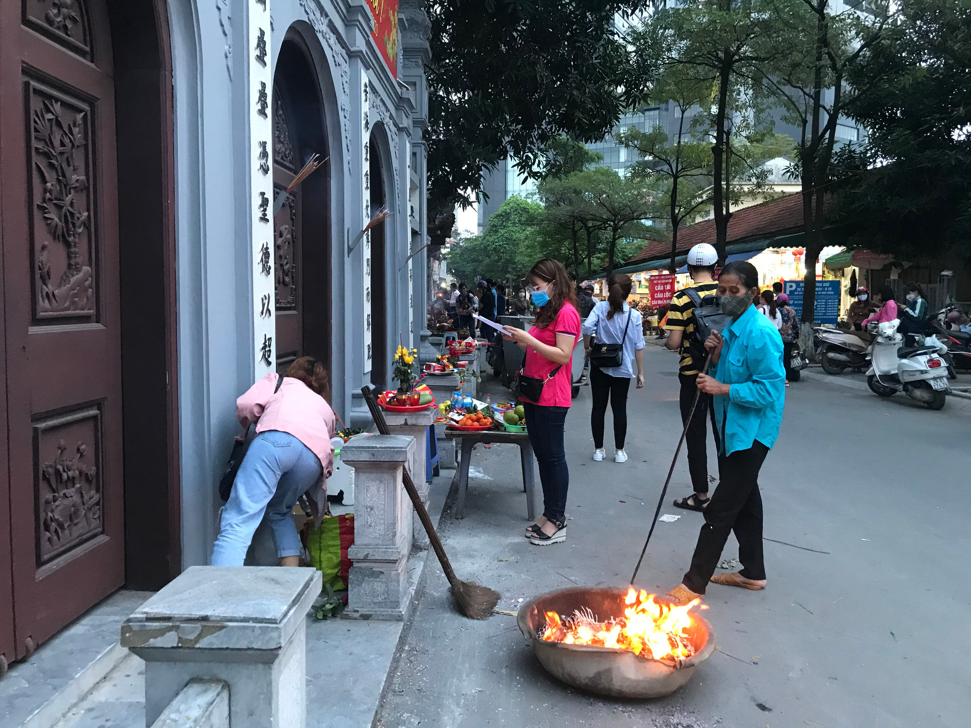 Các ngôi chùa tại Hà Nội không còn cảnh chen lấn trong những ngày đầu tháng âm lịch, khách viếng thăm được Ban quản lý chùa nhắc nhở khi không đeo khẩu trang  - Ảnh 4.