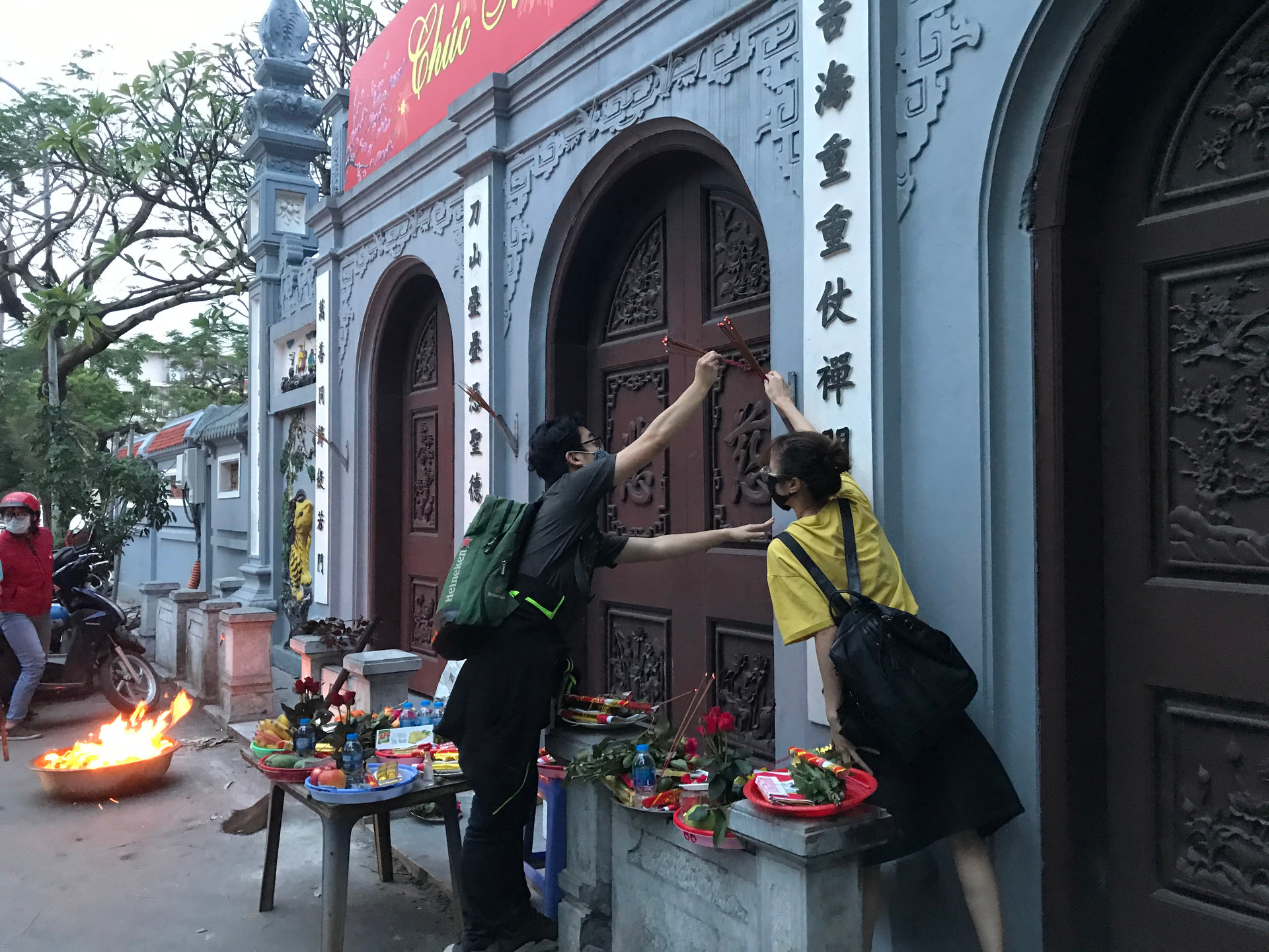 Các ngôi chùa tại Hà Nội không còn cảnh chen lấn trong những ngày đầu tháng âm lịch, khách viếng thăm được Ban quản lý chùa nhắc nhở khi không đeo khẩu trang  - Ảnh 6.
