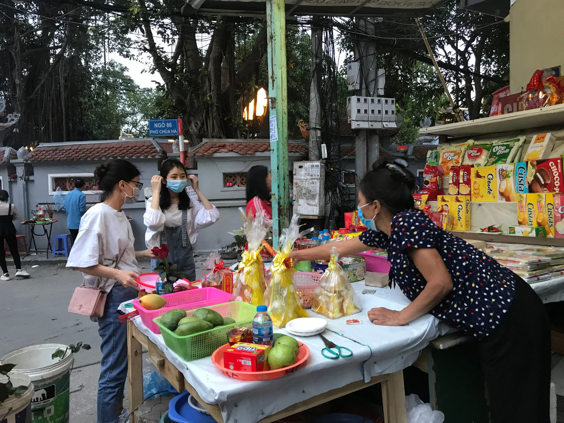 Các ngôi chùa tại Hà Nội không còn cảnh chen lấn trong những ngày đầu tháng âm lịch, khách viếng thăm được Ban quản lý chùa nhắc nhở khi không đeo khẩu trang  - Ảnh 7.
