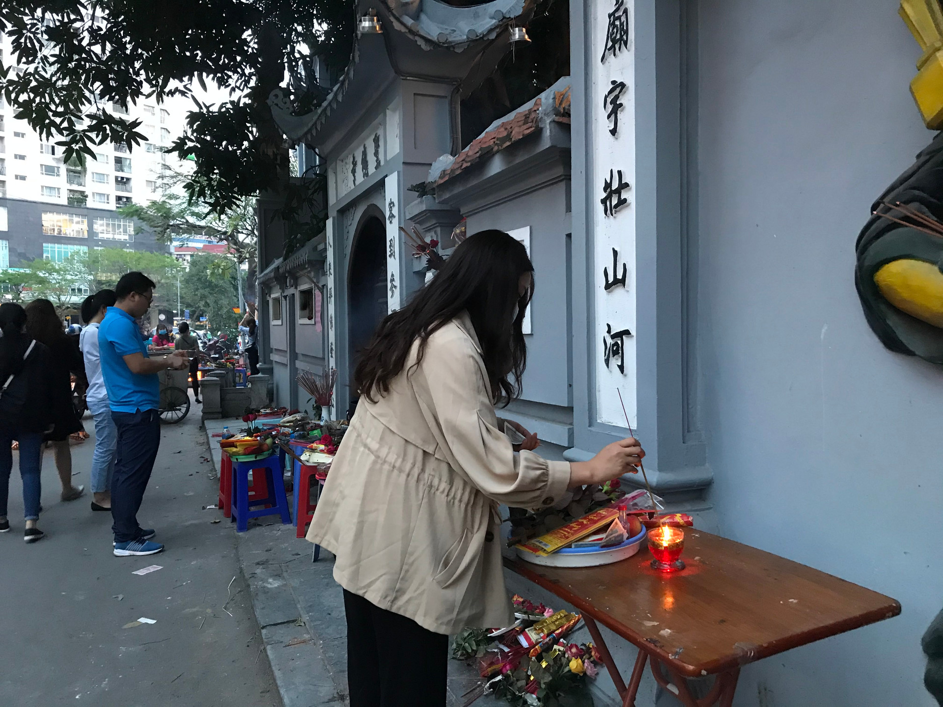 Các ngôi chùa tại Hà Nội không còn cảnh chen lấn trong những ngày đầu tháng âm lịch, khách viếng thăm được Ban quản lý chùa nhắc nhở khi không đeo khẩu trang  - Ảnh 8.