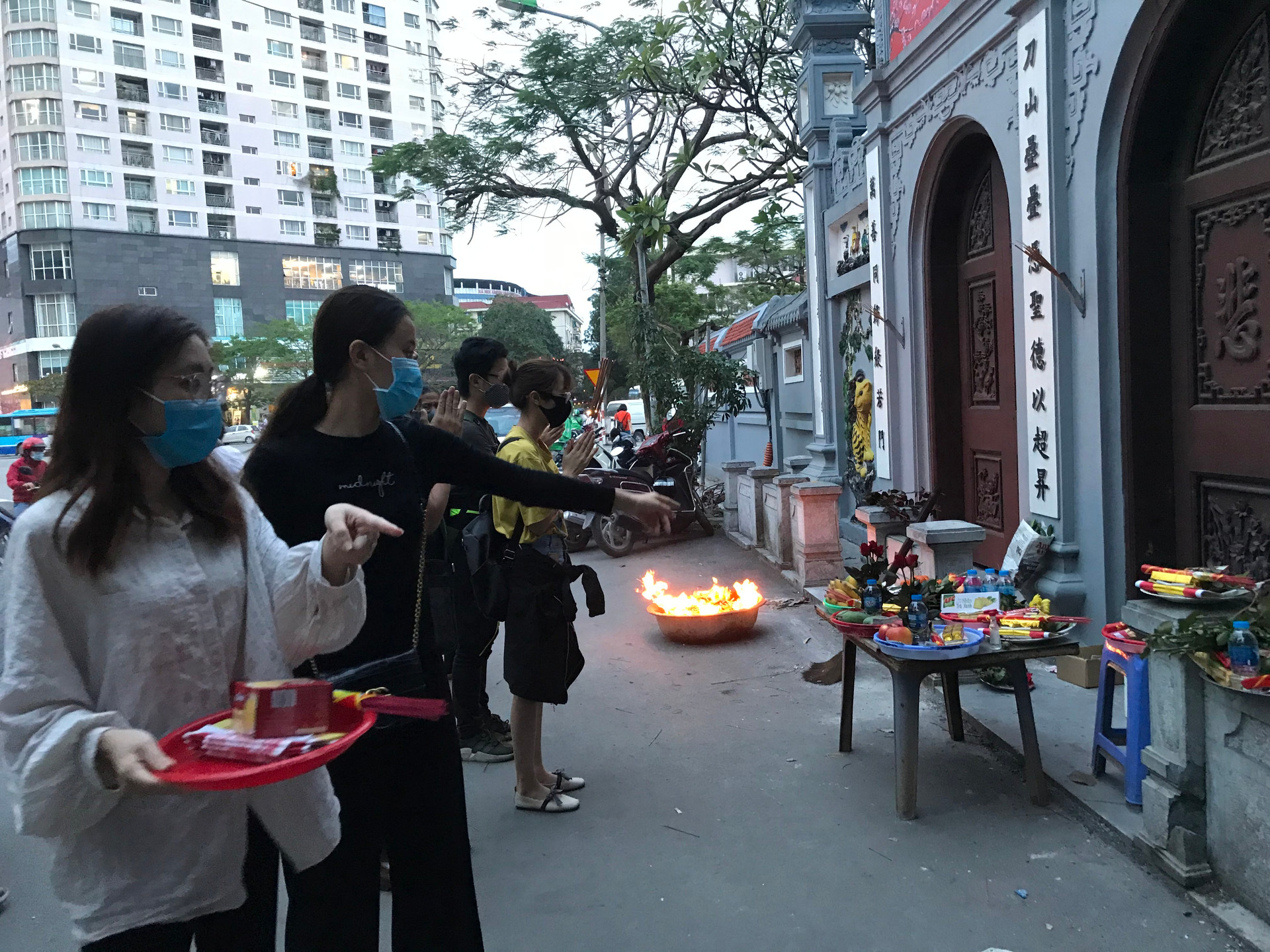 Các ngôi chùa tại Hà Nội không còn cảnh chen lấn trong những ngày đầu tháng âm lịch, khách viếng thăm được Ban quản lý chùa nhắc nhở khi không đeo khẩu trang  - Ảnh 9.