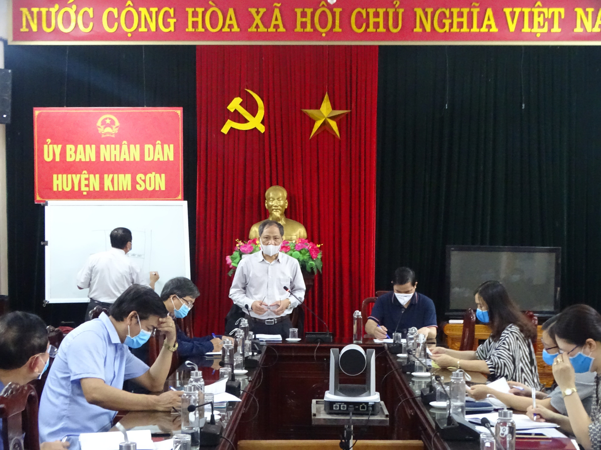 Ông Đỗ Hùng Sơn - Chủ tịch UBND huyện Kim Sơn, tỉnh Ninh Bình tại buổi họp Ban chỉ đạo phòng, chống dịch Covid-19 của huyện