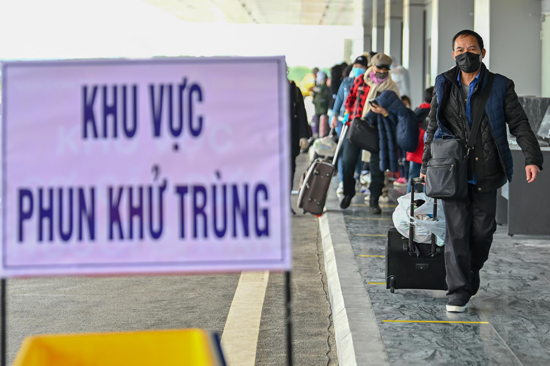 Chuyến bay do tỷ phú Phạm Nhật Vượng tài trợ đưa 56 người Việt về từ Ukraine hạ cánh ở Vân Đồn - Ảnh 1.