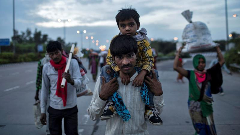 Số phận những lao động Ấn Độ không thể trở về nhà trước lệnh phong tỏa: Bất đắc dĩ trở thành người vô gia cư, tuyệt vọng kiếm đồ ăn để không chết đói - Ảnh 2.