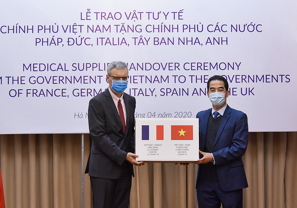 Việt Nam tặng 550.000 khẩu trang các nước châu Âu  chống dịch covid-19   - Ảnh 1.