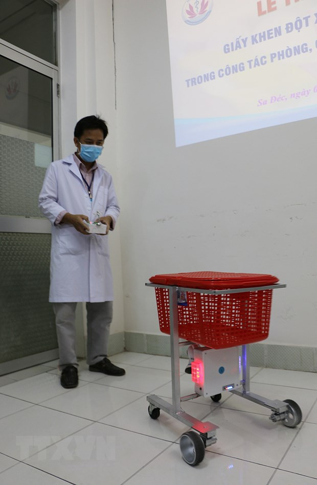 Bác sỹ Đồng Tháp sáng chế robot phục vụ người bệnh nhiễm COVID-19 - Ảnh 2.