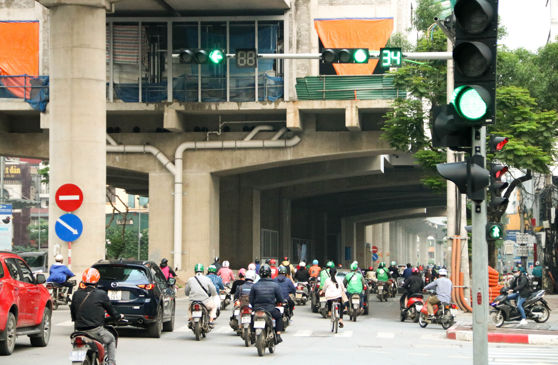 Chùm ảnh: Các tụ điểm công cộng tại Hà Nội dần trở nên đông đúc sau một tuần thực hiện cách ly xã hội - Ảnh 1.