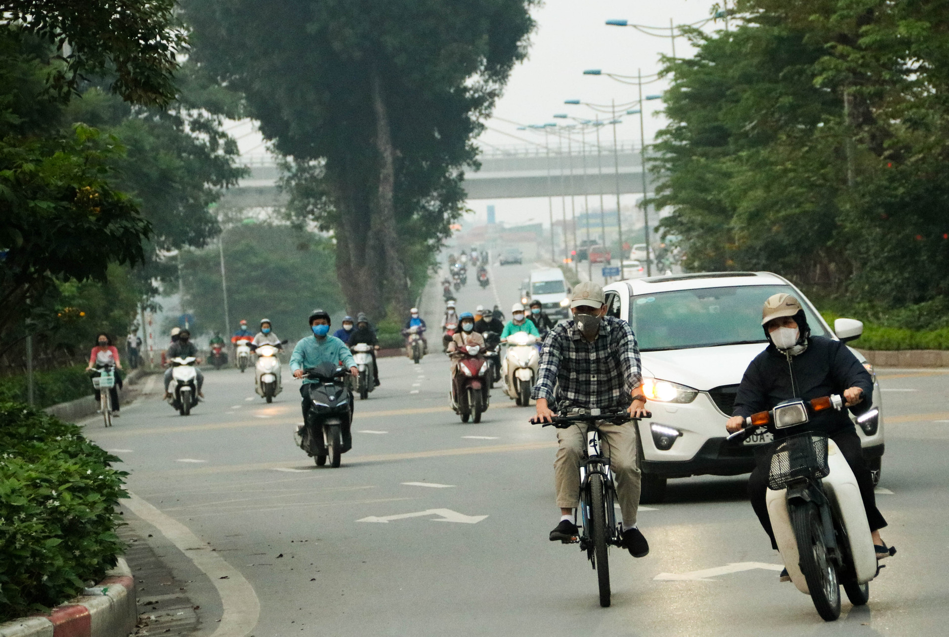 Chùm ảnh: Các tụ điểm công cộng tại Hà Nội dần trở nên đông đúc sau một tuần thực hiện cách ly xã hội - Ảnh 9.