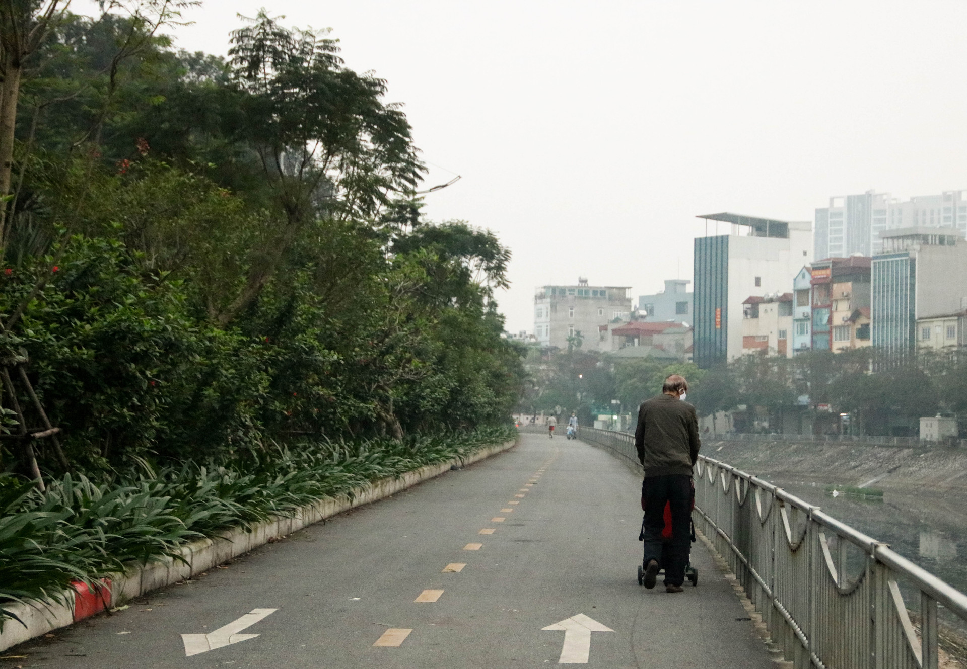 Chùm ảnh: Các tụ điểm công cộng tại Hà Nội dần trở nên đông đúc sau một tuần thực hiện cách ly xã hội - Ảnh 10.