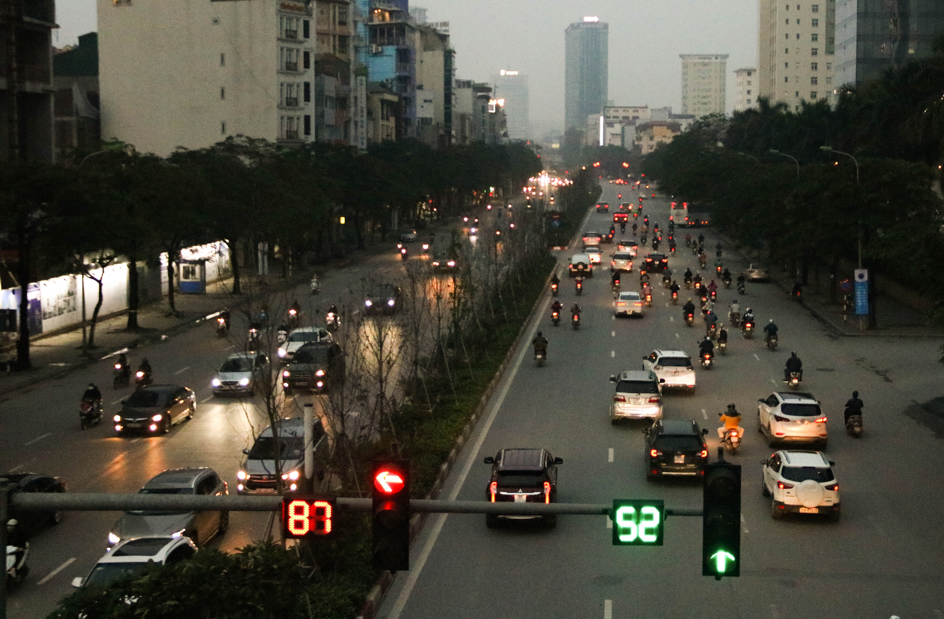 Chùm ảnh: Các tụ điểm công cộng tại Hà Nội dần trở nên đông đúc sau một tuần thực hiện cách ly xã hội - Ảnh 11.
