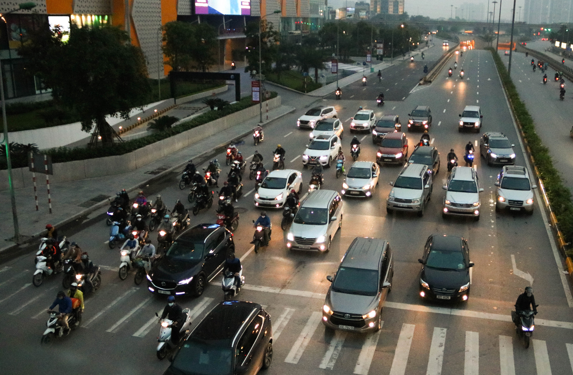 Chùm ảnh: Các tụ điểm công cộng tại Hà Nội dần trở nên đông đúc sau một tuần thực hiện cách ly xã hội - Ảnh 12.
