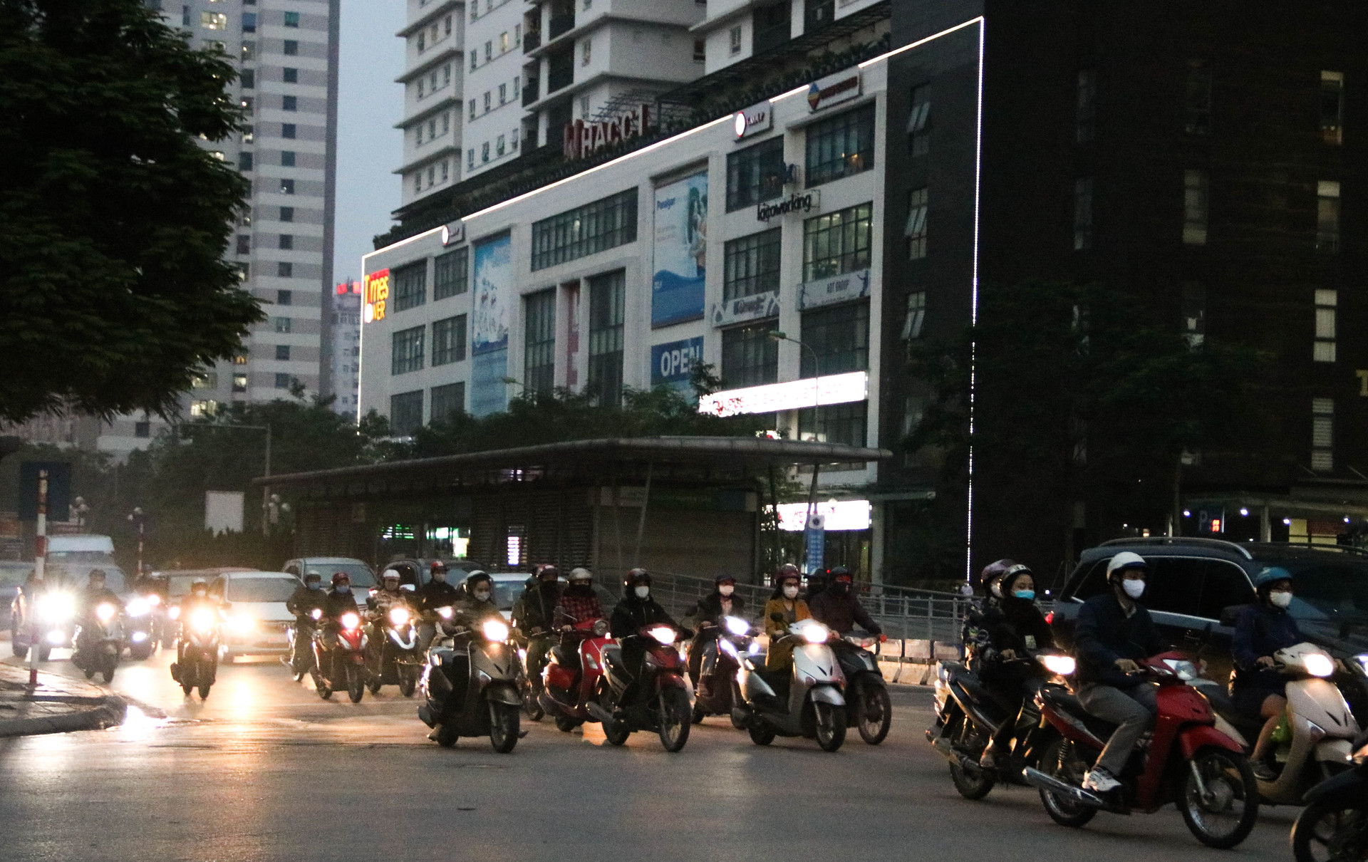 Chùm ảnh: Các tụ điểm công cộng tại Hà Nội dần trở nên đông đúc sau một tuần thực hiện cách ly xã hội - Ảnh 14.