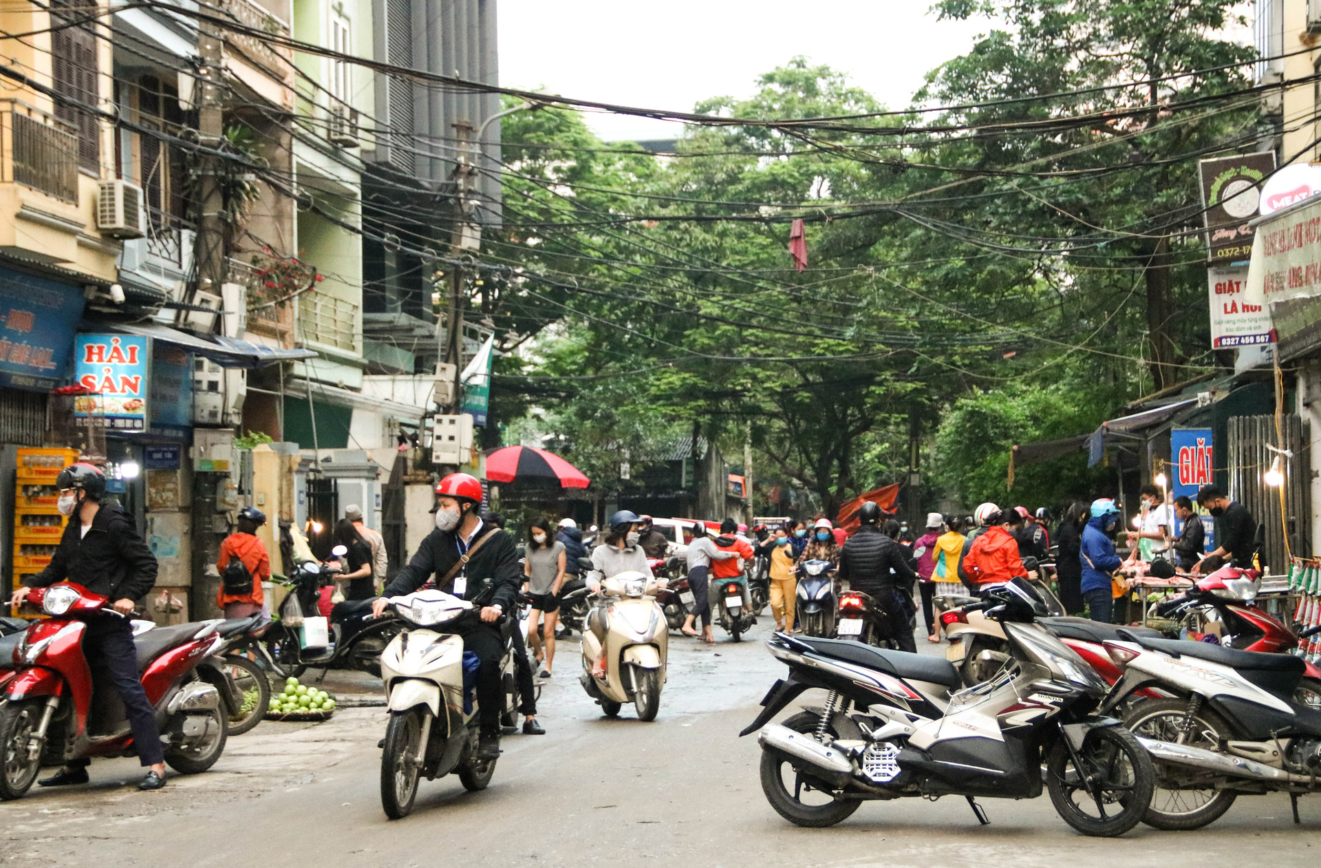 Chùm ảnh: Các tụ điểm công cộng tại Hà Nội dần trở nên đông đúc sau một tuần thực hiện cách ly xã hội - Ảnh 3.