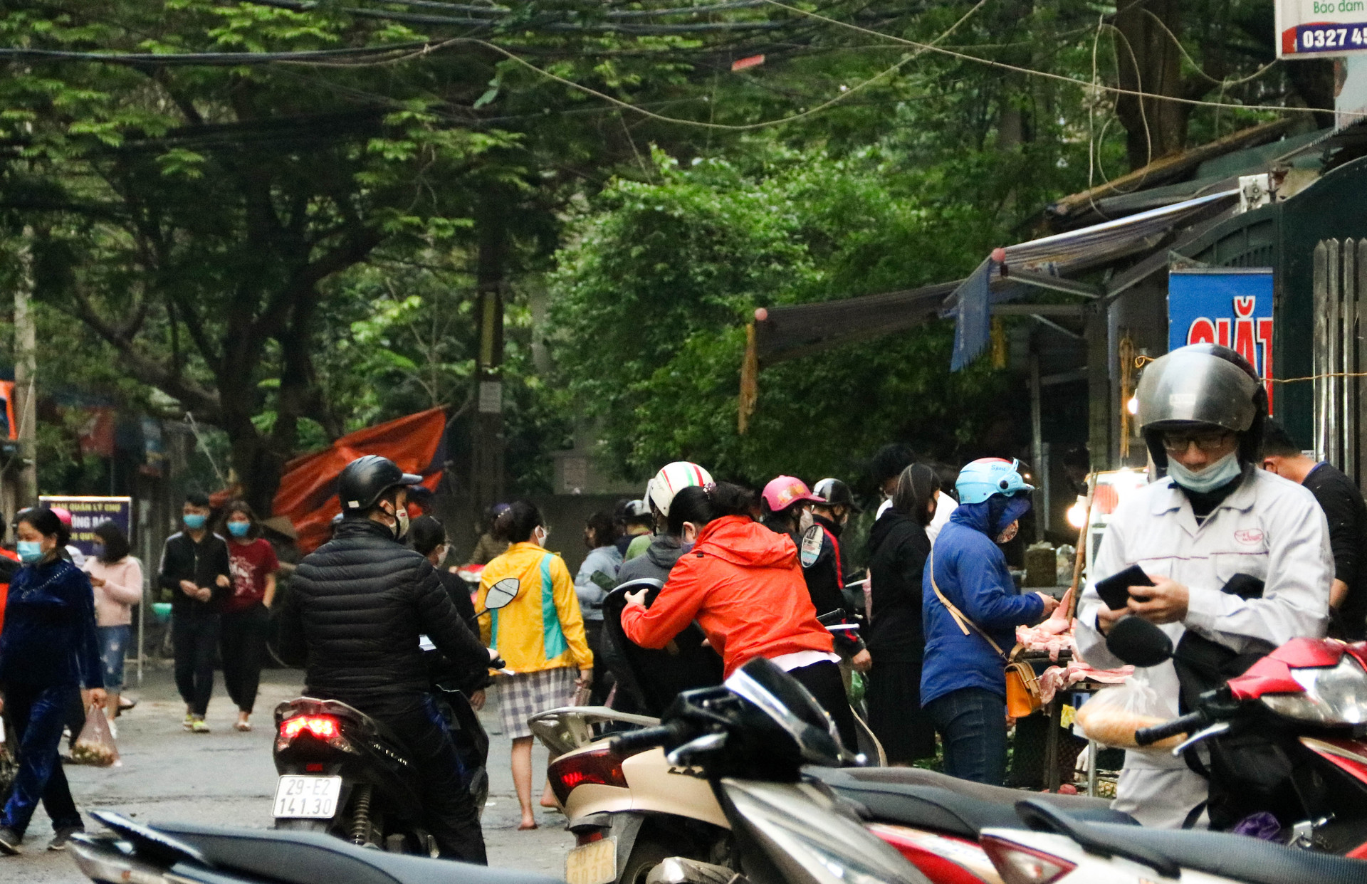 Chùm ảnh: Các tụ điểm công cộng tại Hà Nội dần trở nên đông đúc sau một tuần thực hiện cách ly xã hội - Ảnh 4.