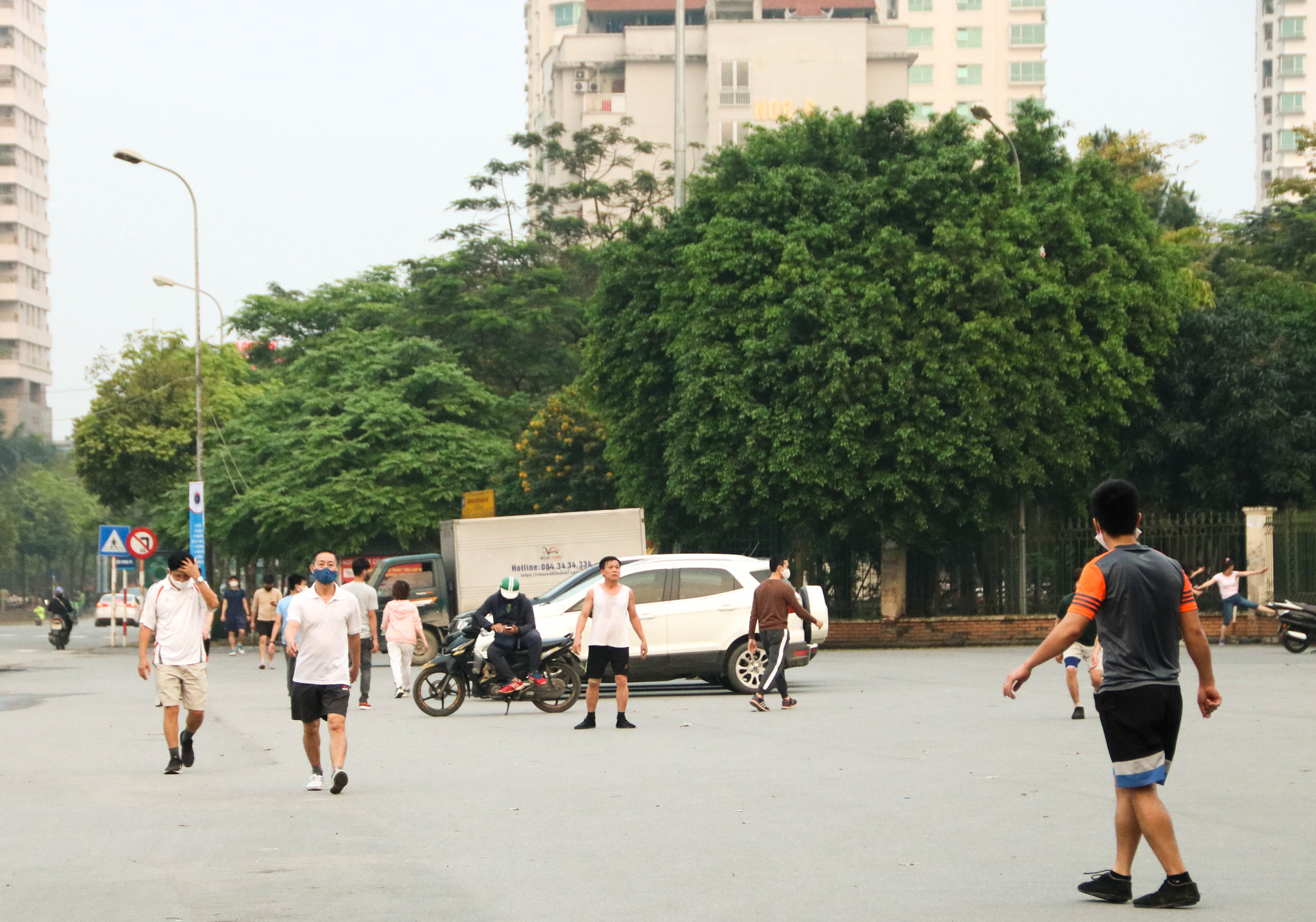 Chùm ảnh: Các tụ điểm công cộng tại Hà Nội dần trở nên đông đúc sau một tuần thực hiện cách ly xã hội - Ảnh 7.