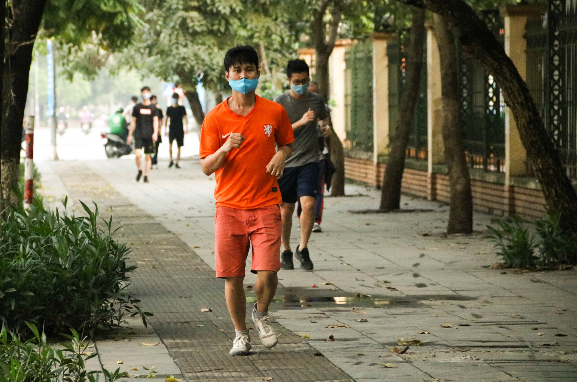 Chùm ảnh: Các tụ điểm công cộng tại Hà Nội dần trở nên đông đúc sau một tuần thực hiện cách ly xã hội - Ảnh 8.