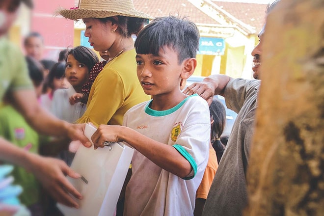 Lấy quà định cho đứa trẻ nghèo, chàng trai liền bị bạn ngăn cản và trách mắng: Lý do cảnh tỉnh nhiều người tốt bụng - Ảnh 2.