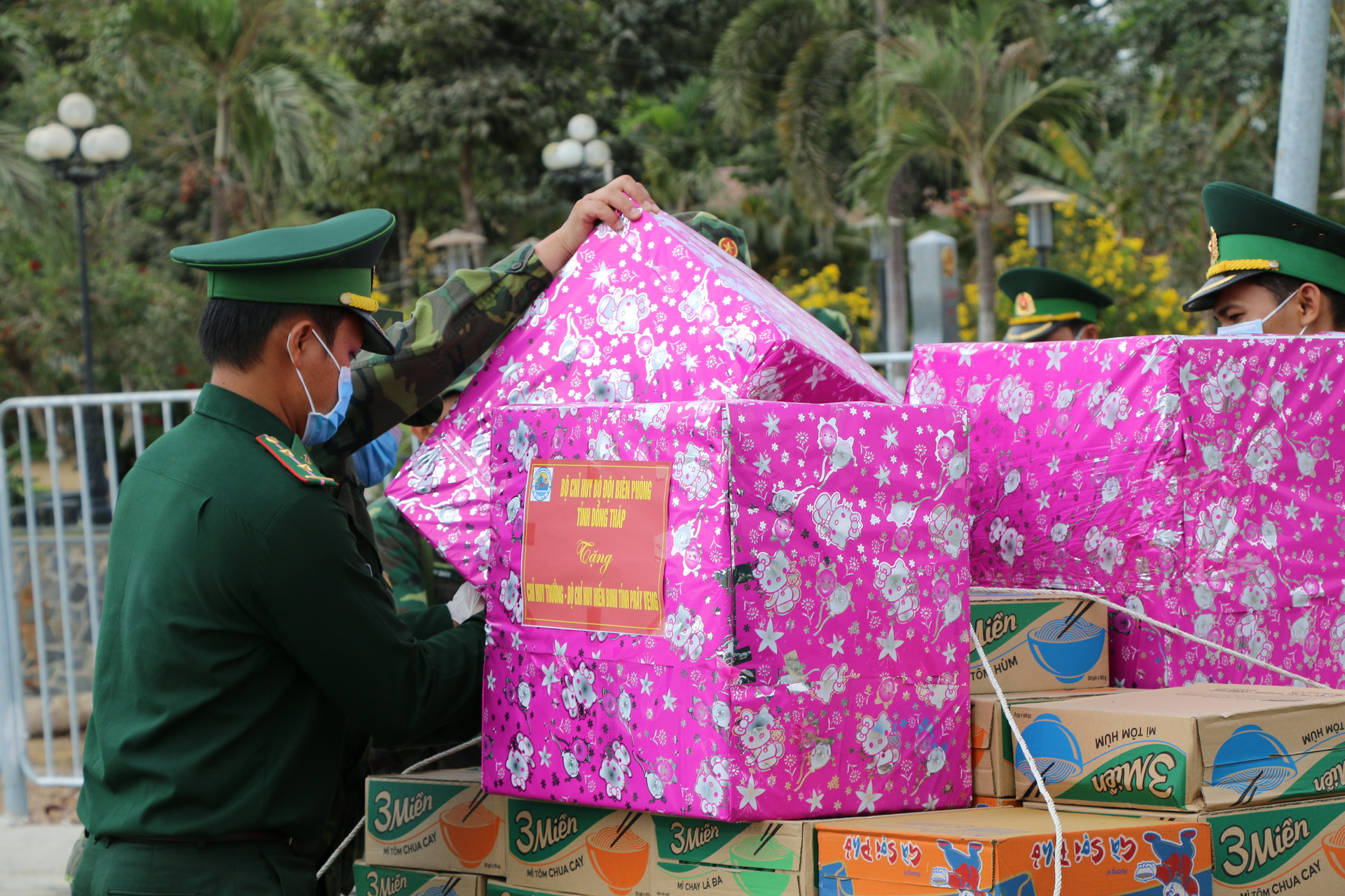 Đồng Tháp trao tặng tỉnh Prây Veng (Vương quốc Campuchia) hàng ngàn vật tư y tế chống Covid-19 - Ảnh 4.
