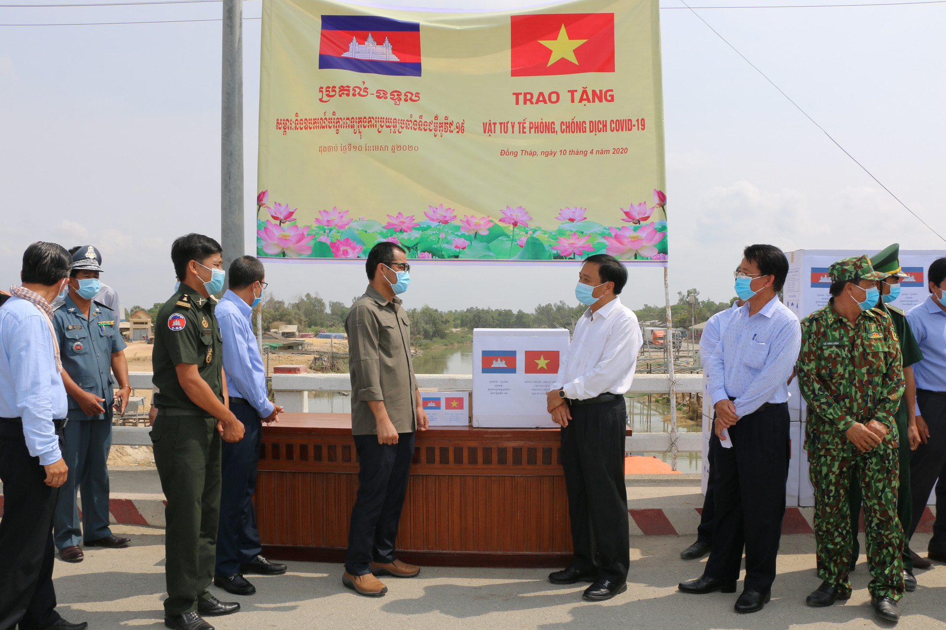 Đồng Tháp trao tặng tỉnh Prây Veng (Vương quốc Campuchia) hàng ngàn vật tư y tế chống Covid-19 - Ảnh 2.