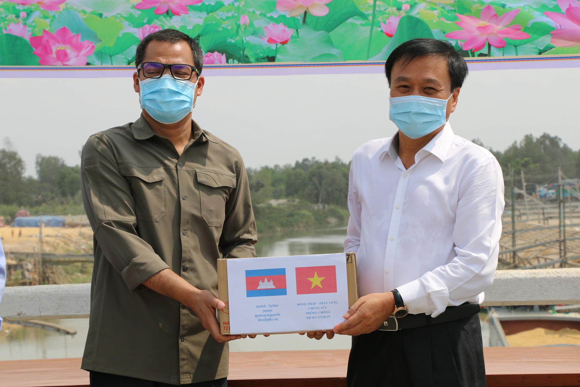 Đồng Tháp trao tặng tỉnh Prây Veng (Vương quốc Campuchia) hàng ngàn vật tư y tế chống Covid-19 - Ảnh 1.
