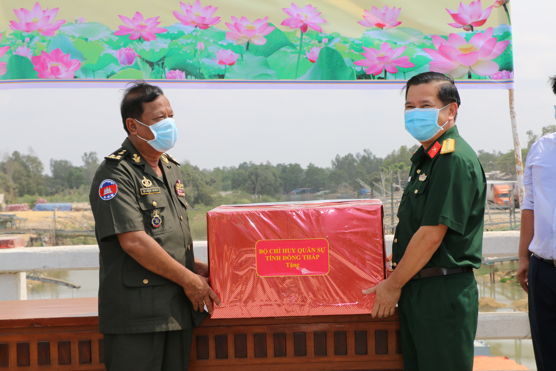 Đồng Tháp trao tặng tỉnh Prây Veng (Vương quốc Campuchia) hàng ngàn vật tư y tế chống Covid-19 - Ảnh 5.