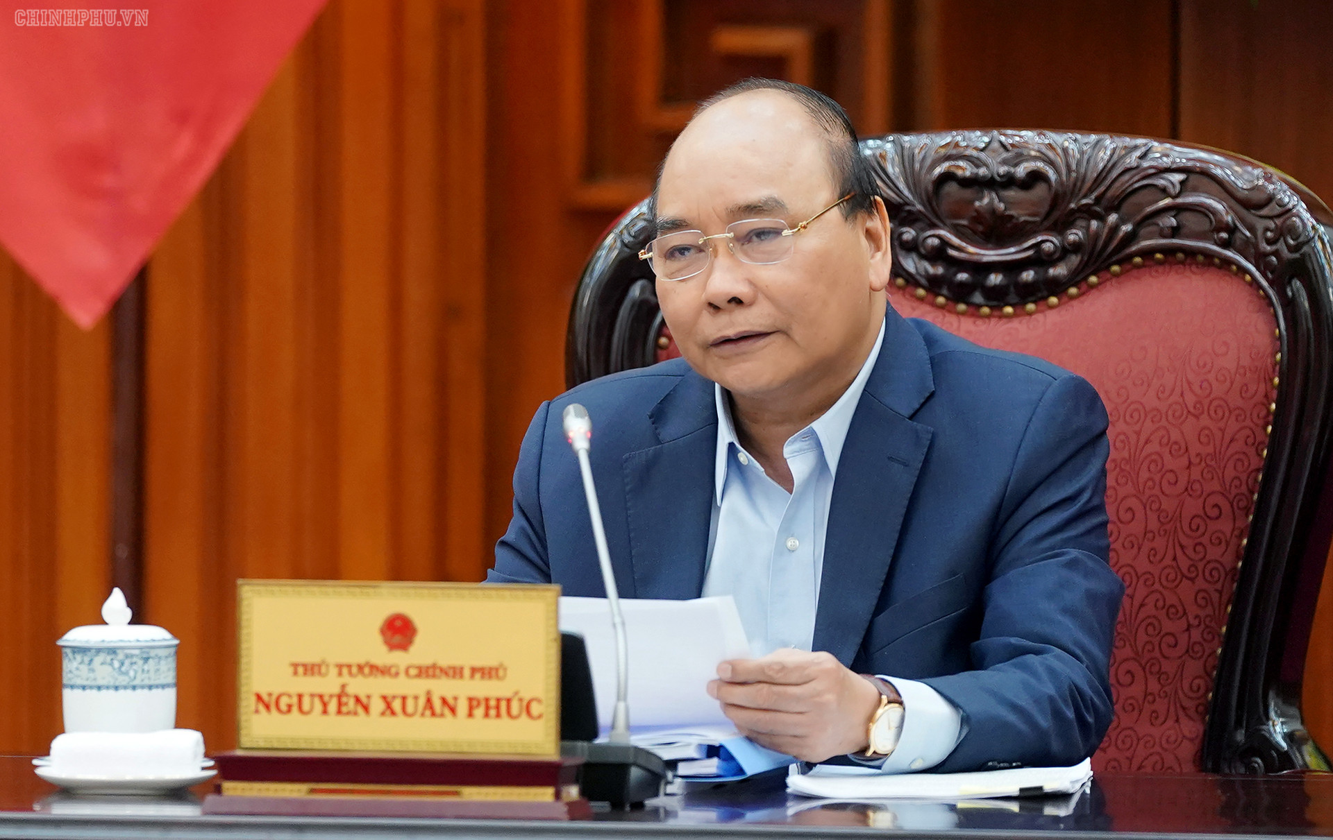Thủ tướng Nguyễn Xuân Phúc ký ban hành nghị quyết hỗ trợ bằng tiền cho người dân gặp khó khăn vì Covid-19 - Ảnh 1.