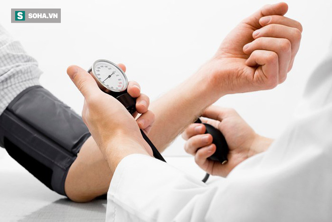 Bệnh cao huyết áp ngày càng phổ biến, nguy hiểm: Nên làm 4 việc để điều hòa huyết áp ngay - Ảnh 2.
