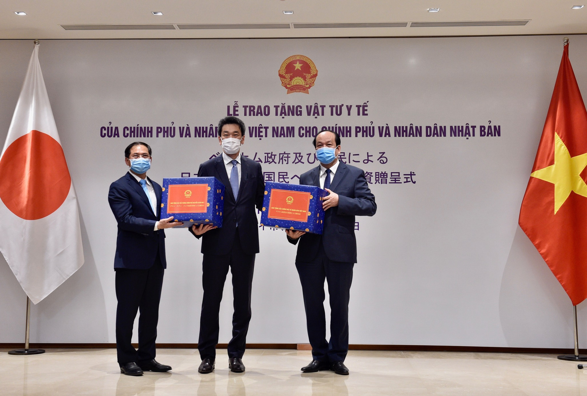 Việt Nam trao tặng vật tư y tế hỗ trợ Nhật Bản, Hoa Kỳ, Nga - Ảnh 1.