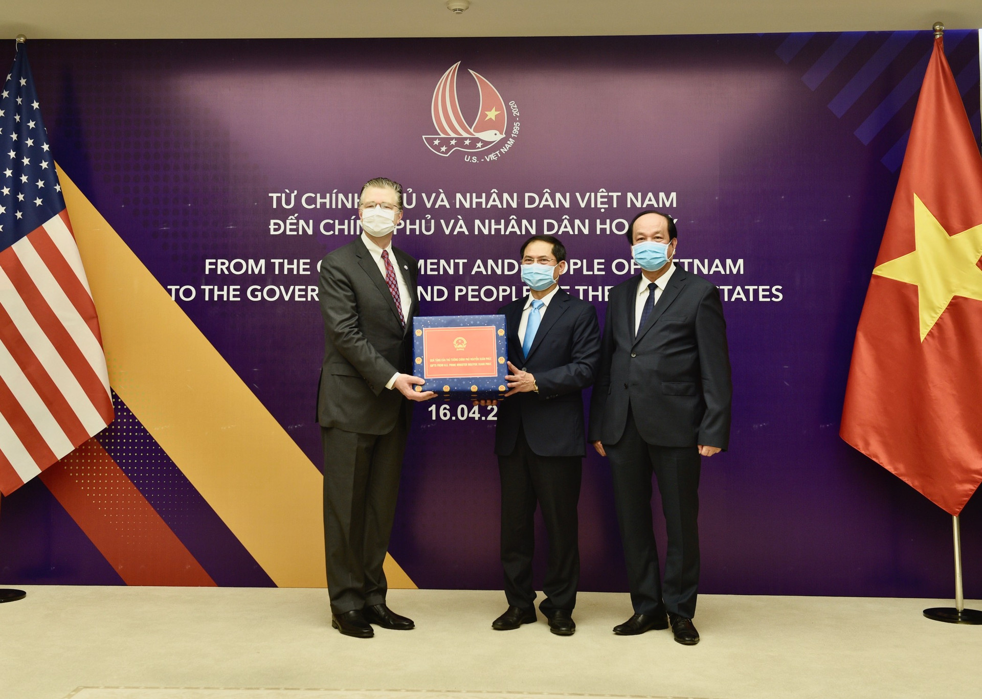 Việt Nam trao tặng vật tư y tế hỗ trợ Nhật Bản, Hoa Kỳ, Nga - Ảnh 2.