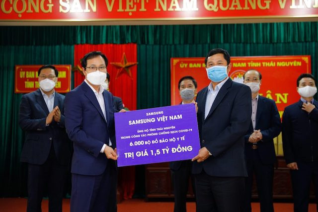 Samsung trao tặng 6.000 bộ đồ bảo hộ y tế cho tỉnh Thái Nguyên - Ảnh 1.