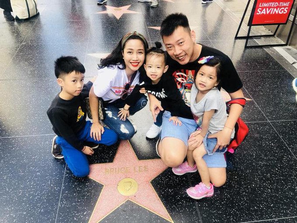 Nhà Ốc Thanh Vân bất ngờ náo loạn lúc nửa đêm, vợ chồng con cái ôm chăn chạy thoát thân, nhìn mặt lũ trẻ mới 