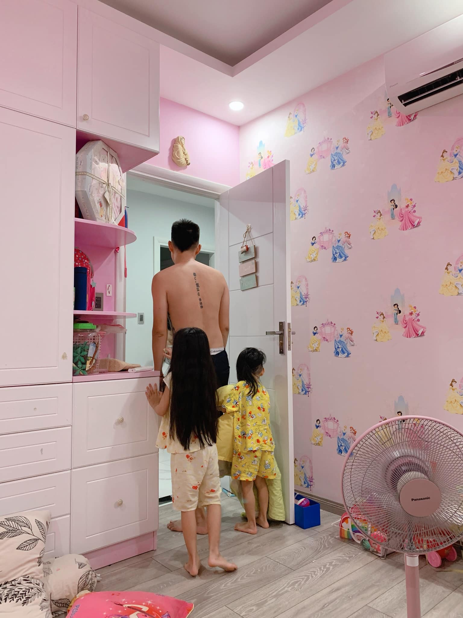 Nhà Ốc Thanh Vân bất ngờ náo loạn lúc nửa đêm, vợ chồng con cái ôm chăn chạy thoát thân, nhìn mặt lũ trẻ mới 